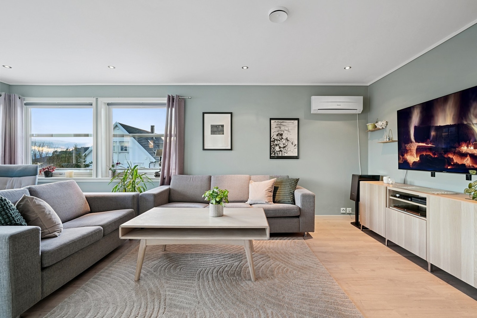 Her får man en stue som inviterer til både avslapning og hyggelige stunder - et rom det er lett å trives i. Galleribilde