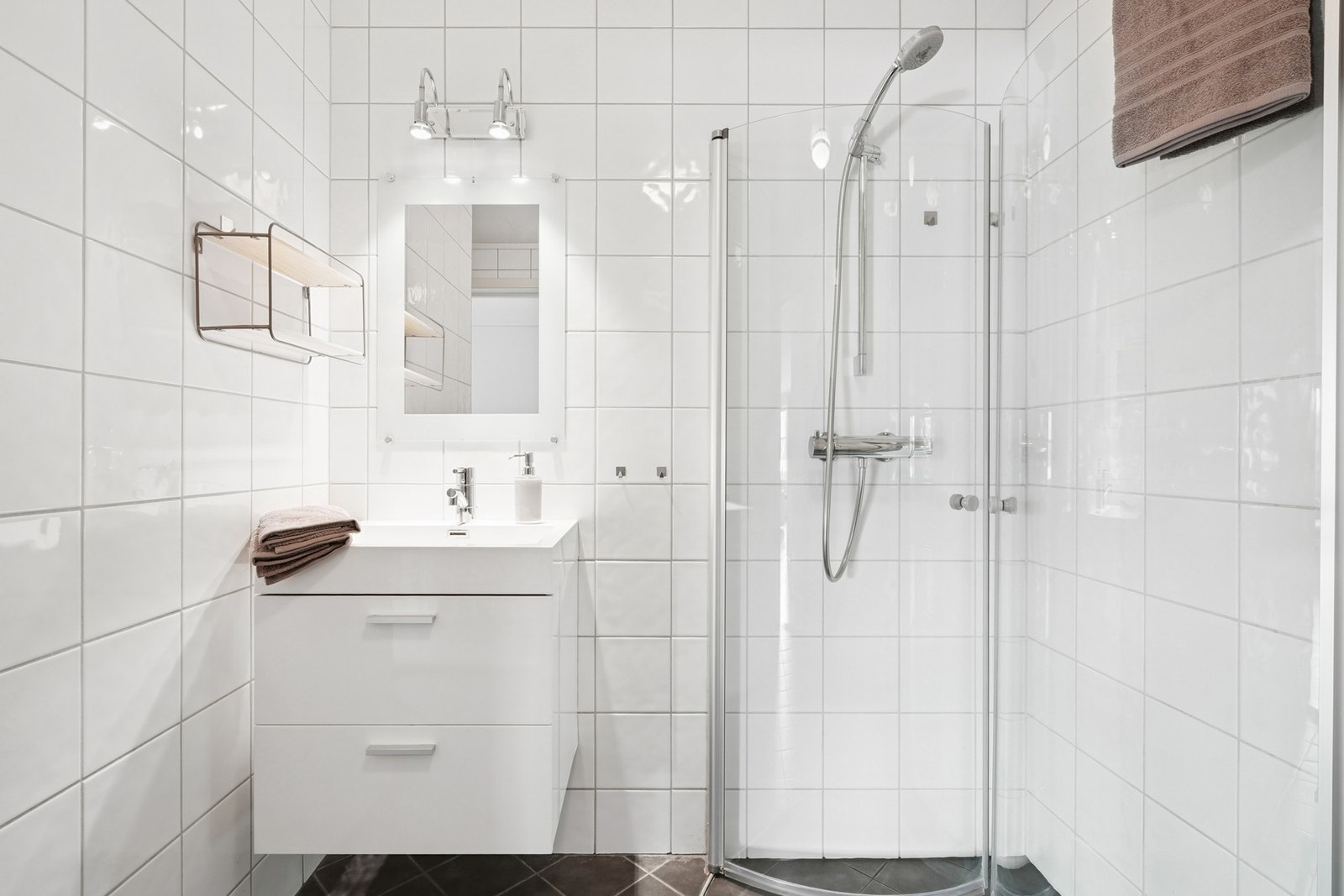 Lyst helfliset bad med elektriske varmekabler. Innredet med speil, skap med heldekkende servant - Galleribilde