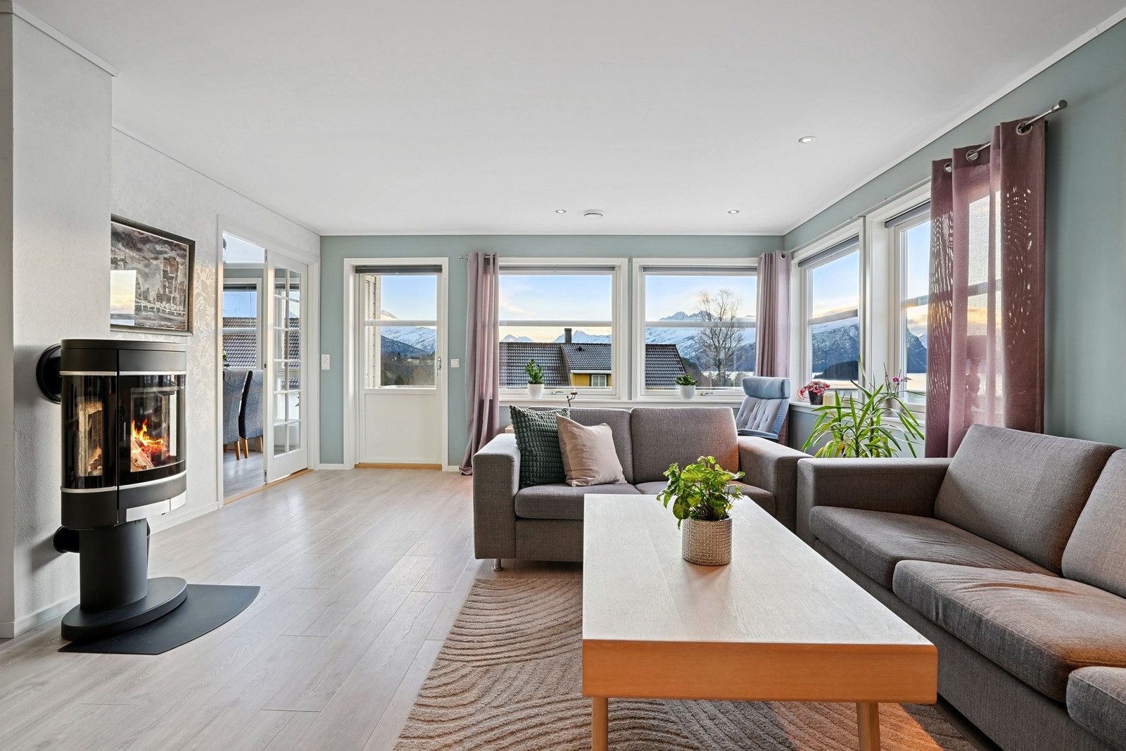 Komforten i boligen ivaretas av balansert ventilasjon, sentralstøvsuger, varmepumpe og dagslyset suppleres ypperlig av downlights rundt store deler av himlingen. Galleribilde