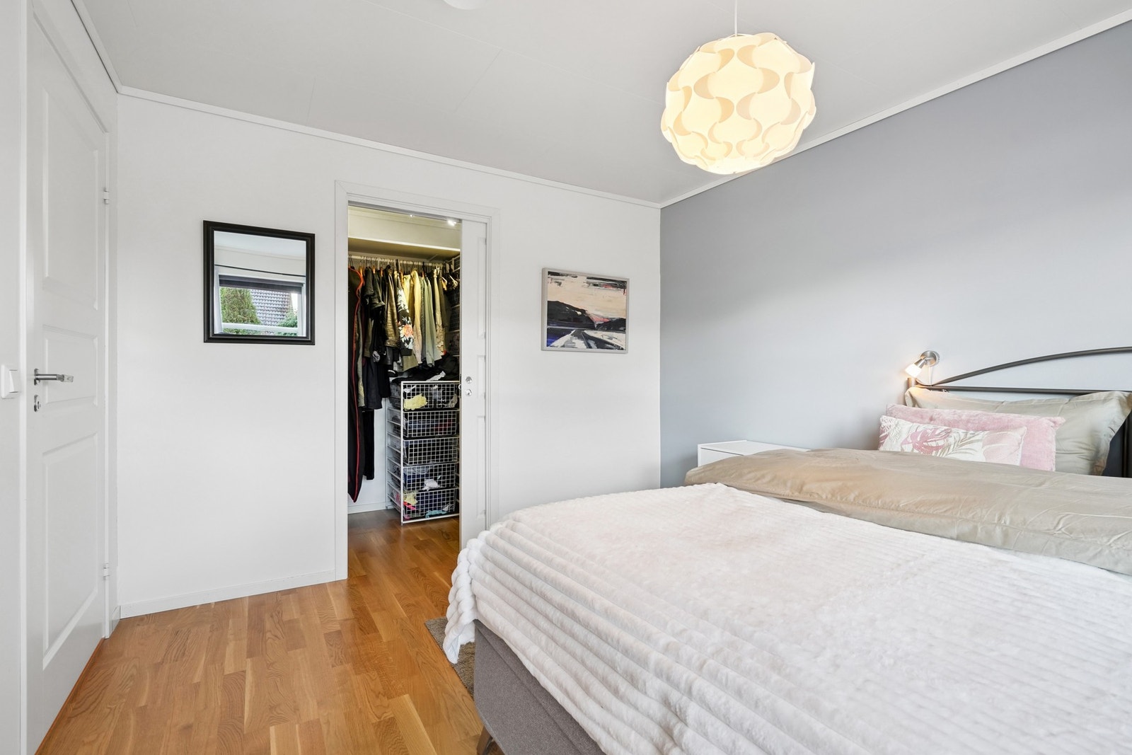 I tilknytning til hovedsoverommet er det et walk-in closet på ca. 4 kvm. Galleribilde