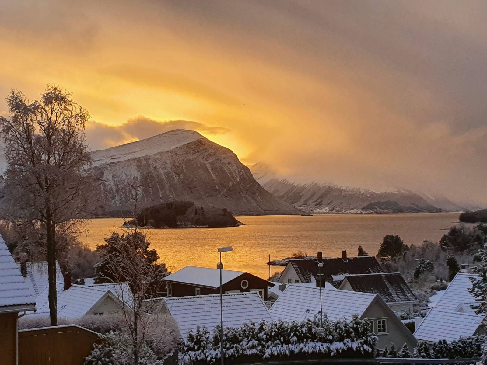Denne vakre utsikten søker nye eiere! Velkommen til visning i vakre Ramsvika - husk påmelding! Galleribilde