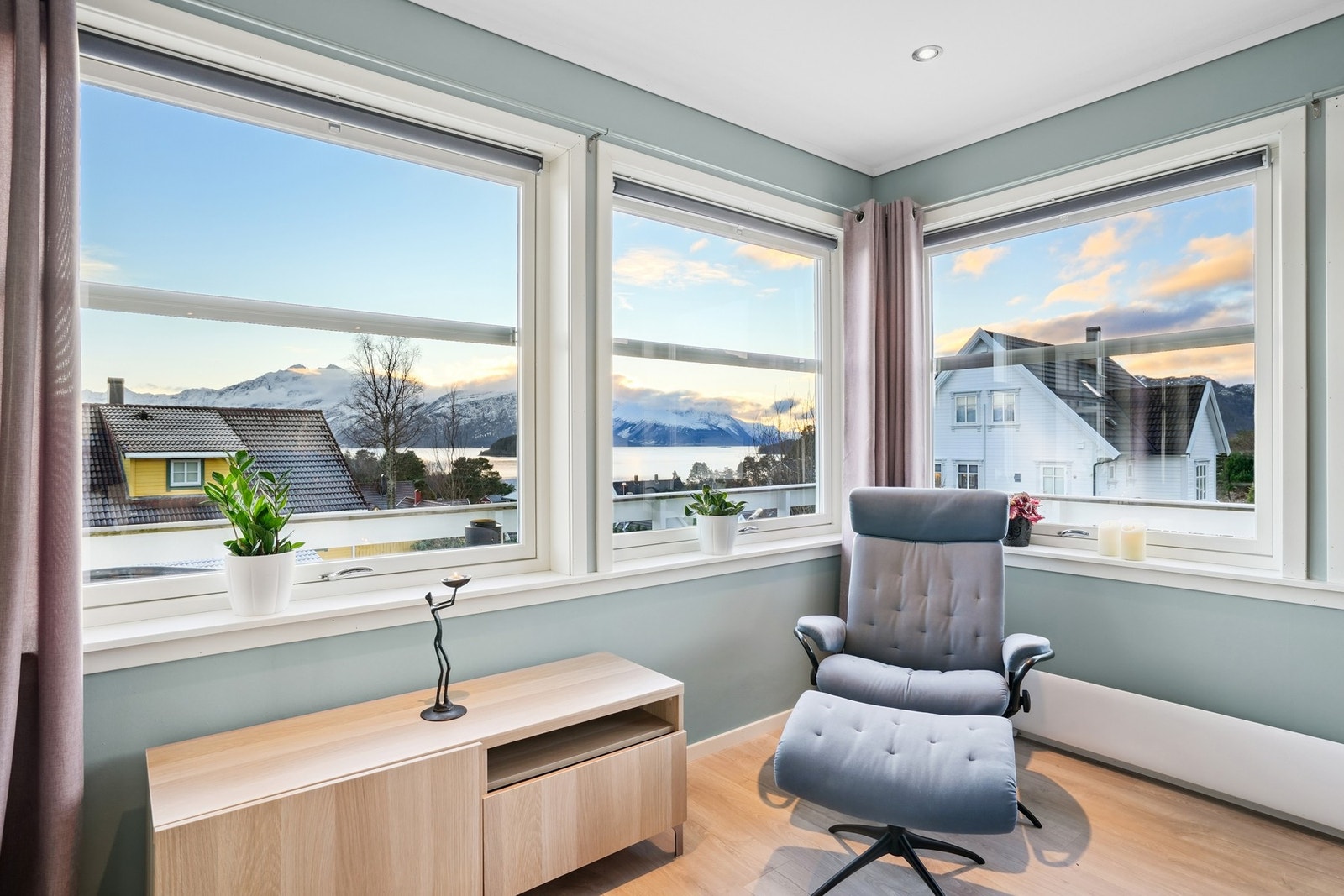 Godt leselys, god utsikt og komfort. Dette blir raskt et av hjemmets favorittsteder. Galleribilde