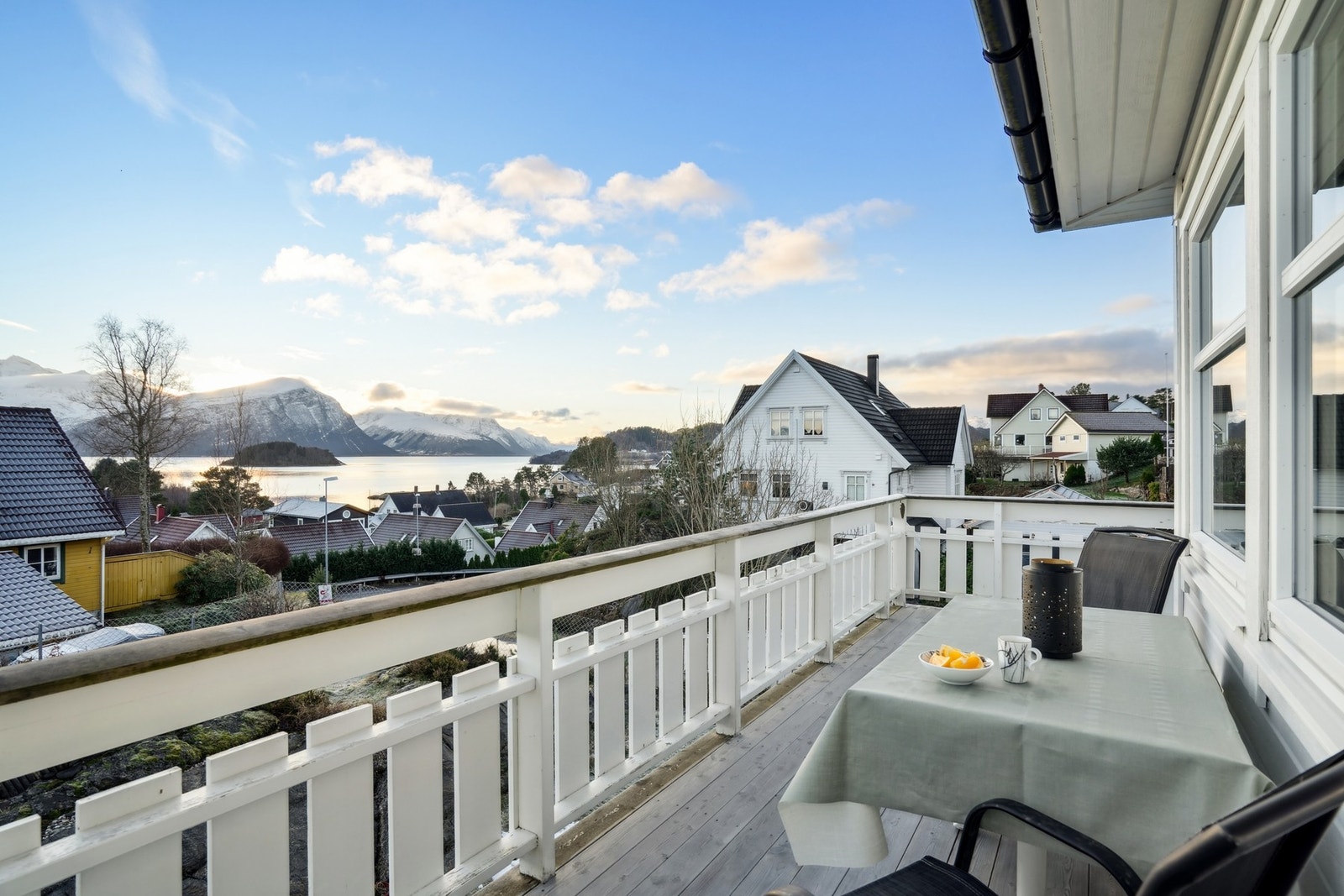 Fra stuen er det utgang til en solrik syd- og vestvendt veranda på 18 kvm belagt med terrassebord og trerekkverk. Galleribilde