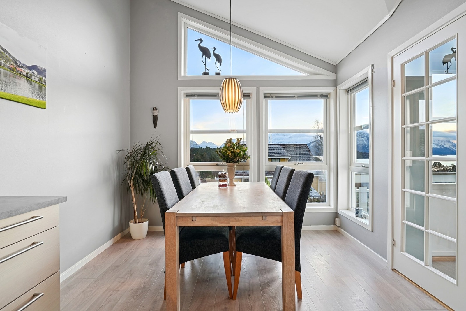 Her har du også plass til en stor spisegruppe som inviterer til morgenro - Galleribilde