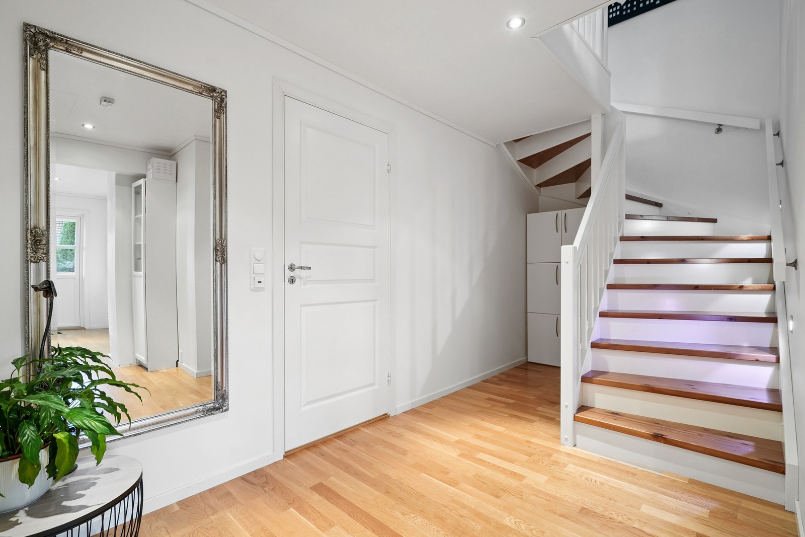 Vi tar turen ned til underetasjen hvor vi finner, tre soverom, bad og vaskerom. Galleribilde