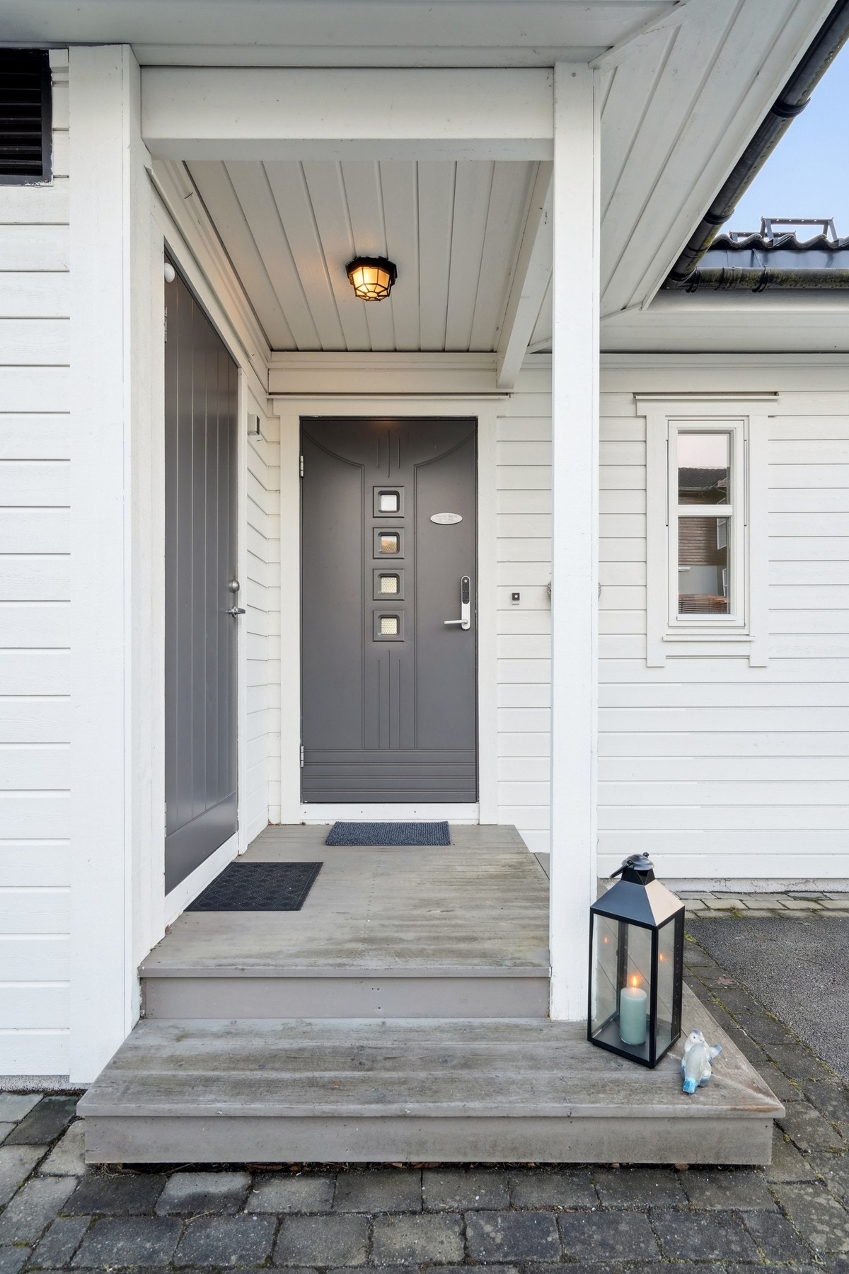 Overbygd inngangsparti. Til venstre er dør til utvendig sportsbod på 5 kvm. Galleribilde