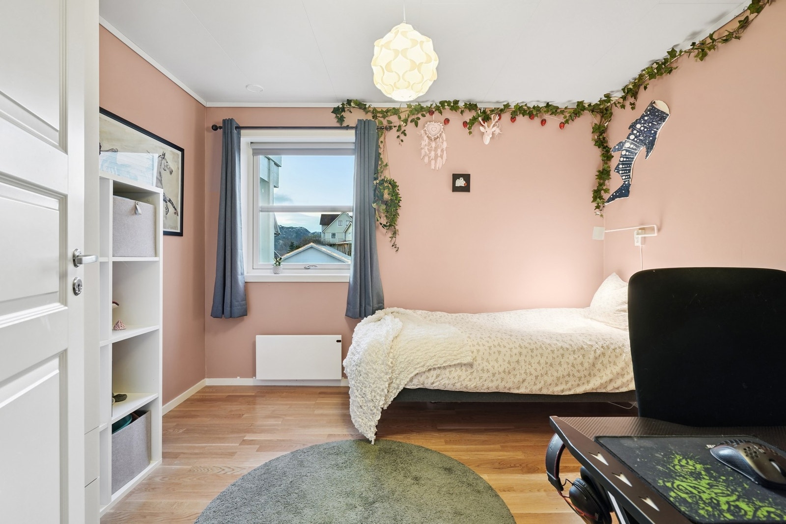 Soverom nr. 2 er på ca. 9,8 kvm og er malt i en behagelig fargetone. Innredet med seng, garderobeskap og skrivebord. Galleribilde