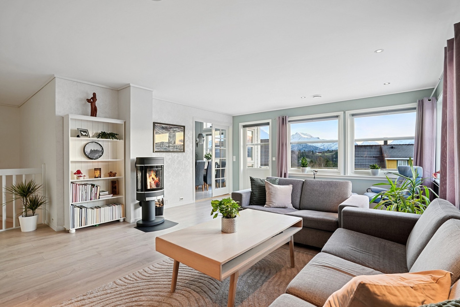 Stor stue som er malt i en naturlig fargepalett og gulvflatene er belagt med en slitesterk laminat. Galleribilde