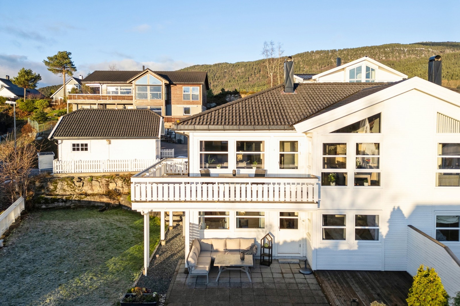 PrivatMegleren presenterer en velholdt tomannsbolig med tilhørende garasje i barnevennlige og populære Ramsvika. Galleribilde