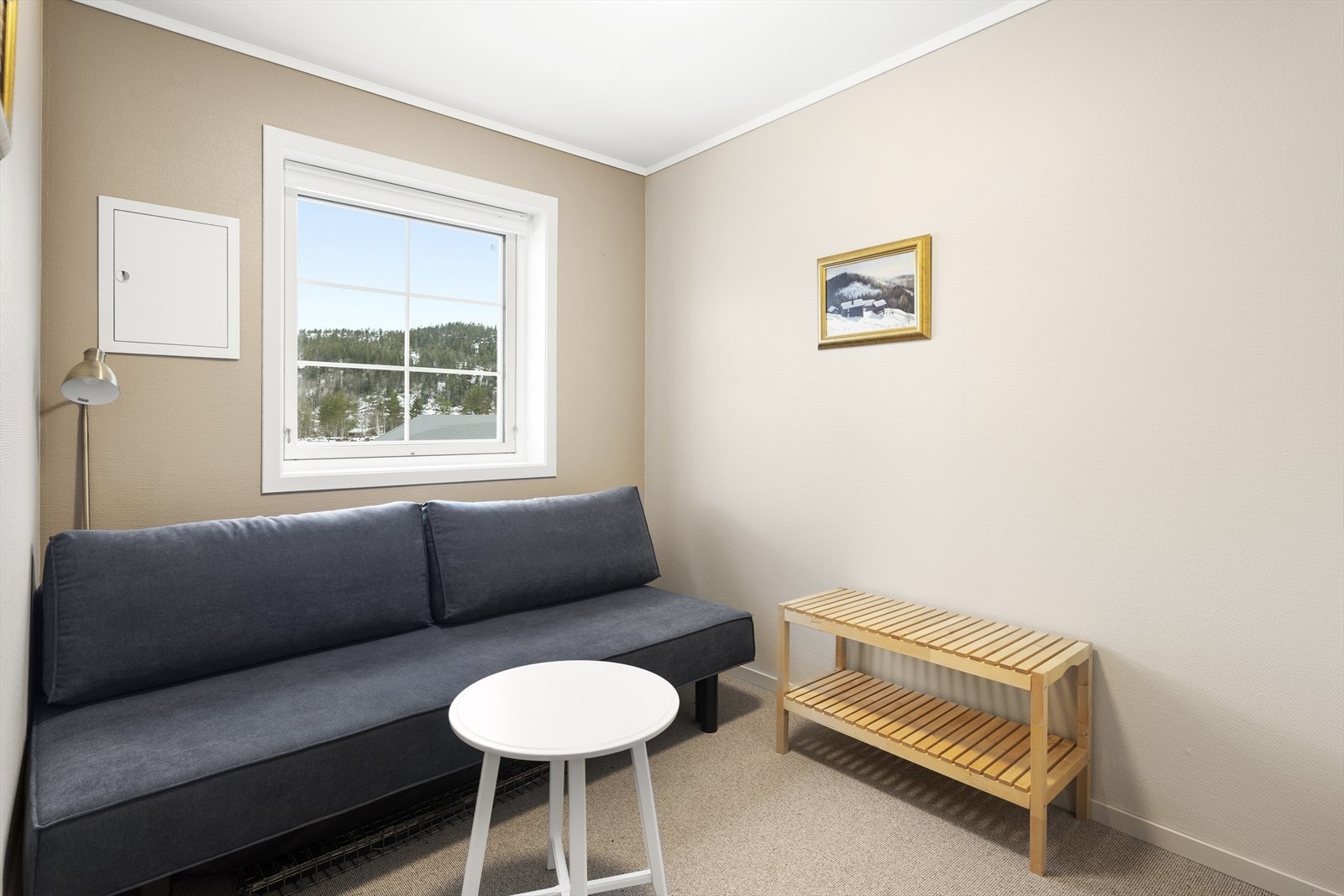 Soverom 3 har plass til seng, nattbord og garderobeskap Galleribilde