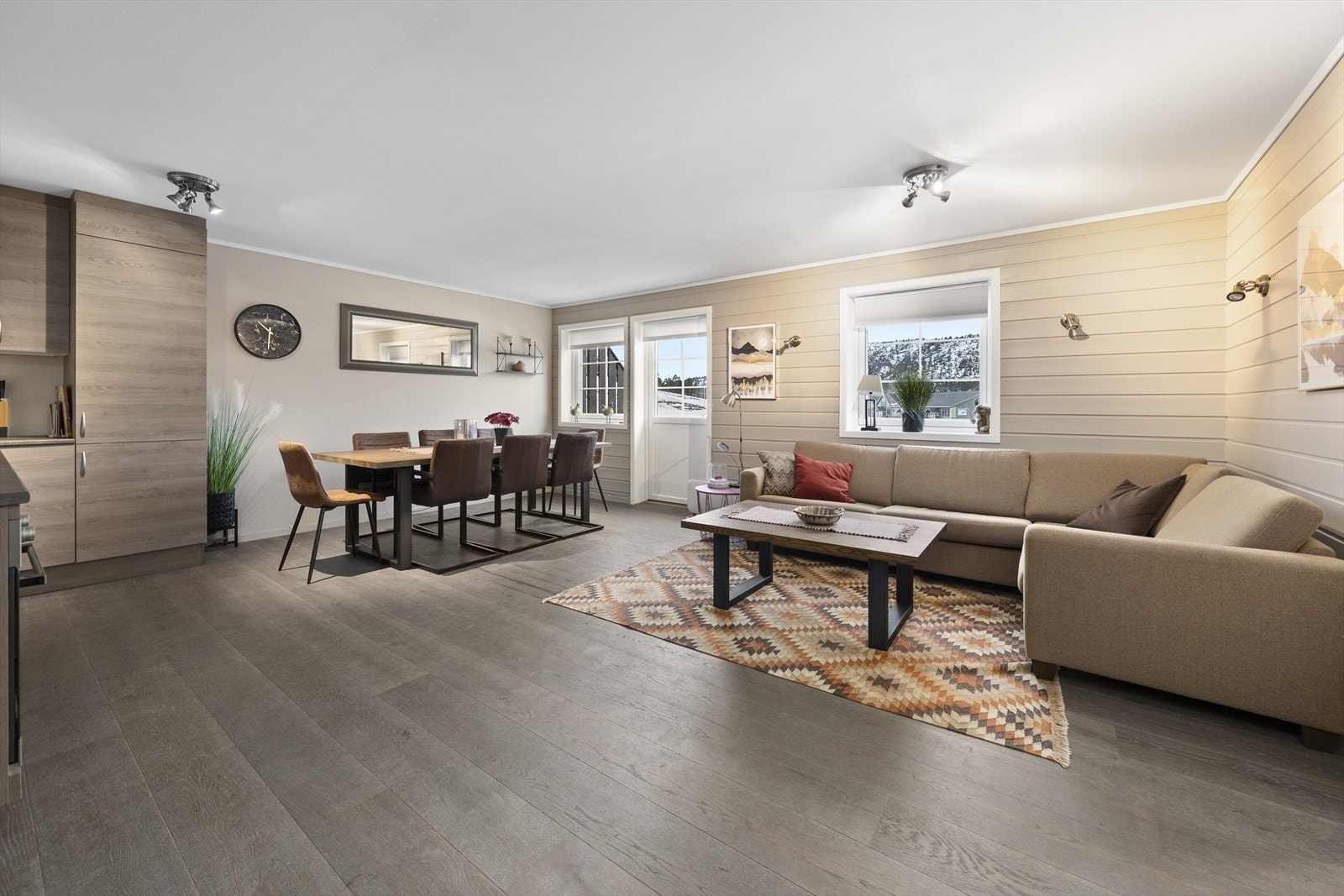 I stuen er det god plass til både sofagruppe og spisegruppe Galleribilde