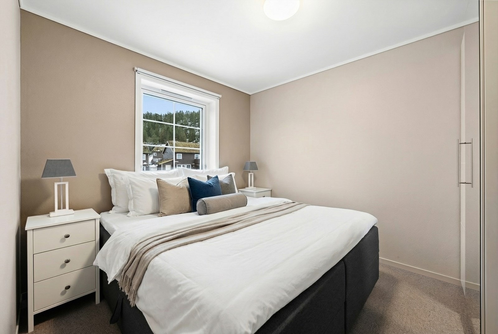 Hovedsoverommet har god plass til dobbeltseng, nattbord og garderobe Galleribilde