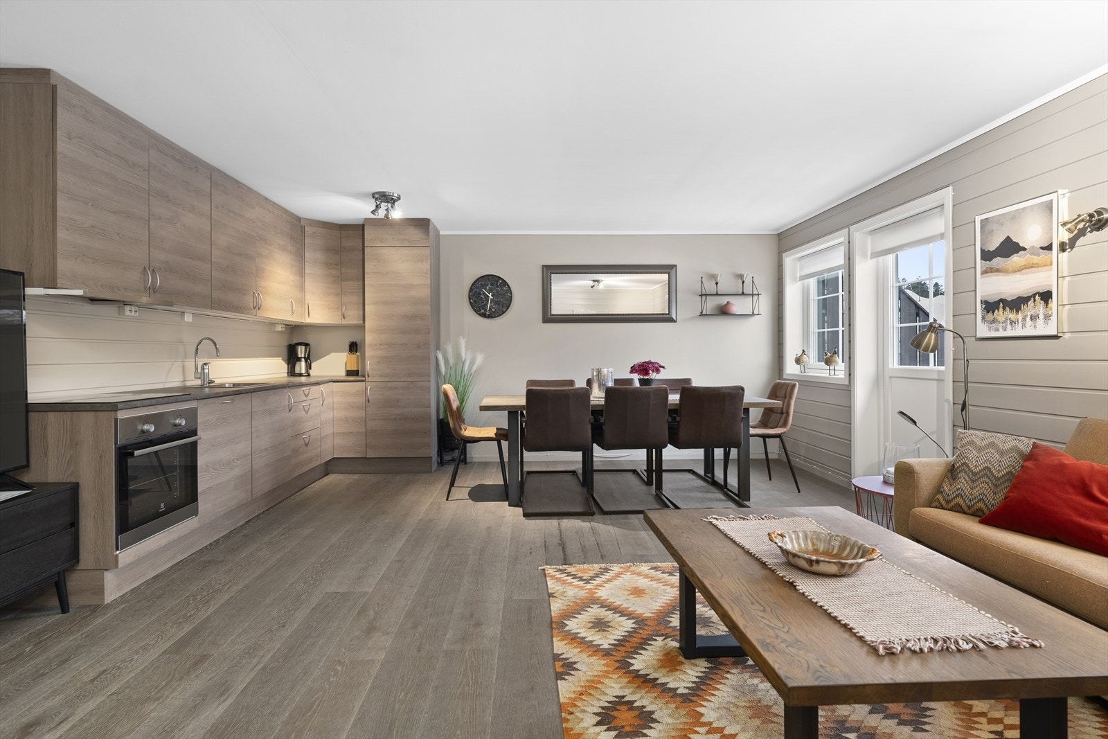 Lys og romslig stue i åpen løsning mot kjøkken Galleribilde