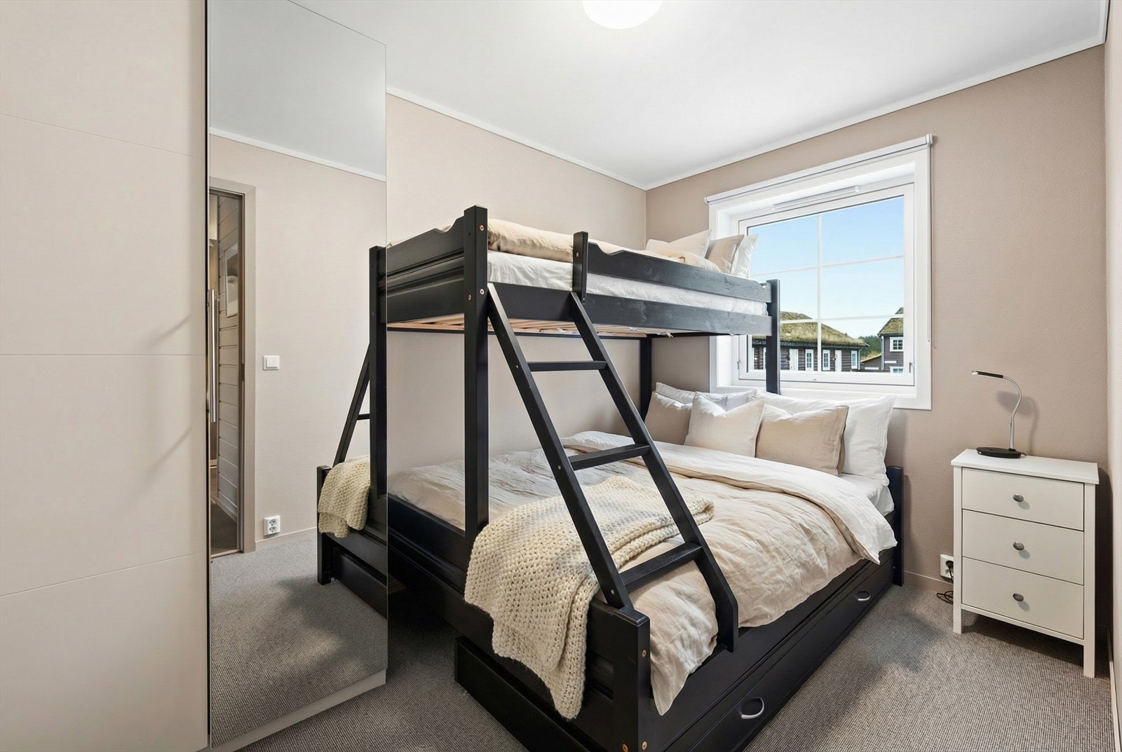 Soverom 2 er innredet med familiekøyeseng og garderobeskap Galleribilde