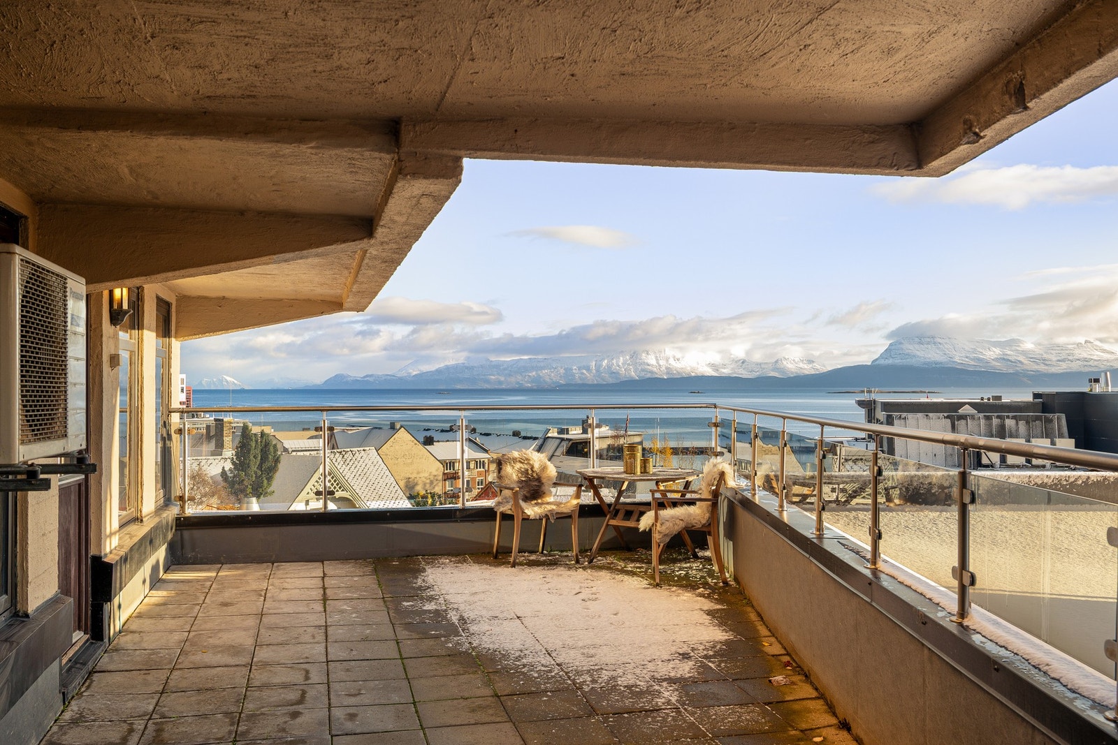 Med delvis overbygg er terrassen svært anvendelig, og du har rikelig med plass til utemøblement Galleribilde