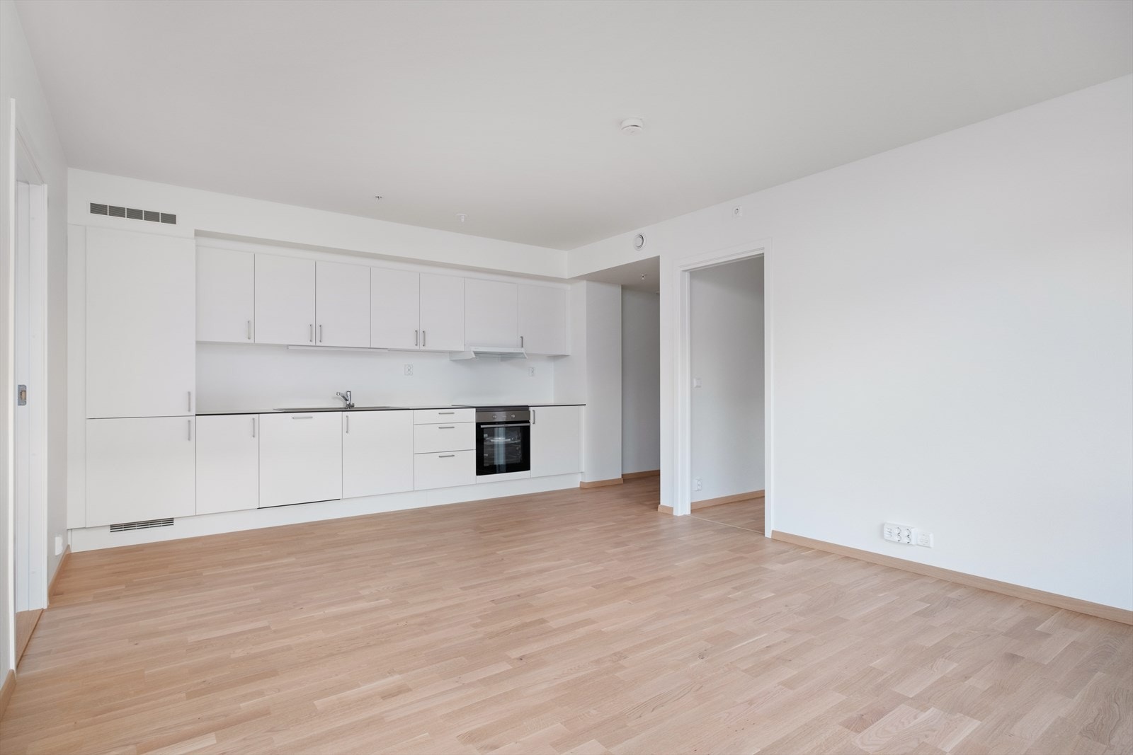 Pent kjøkken med integrerte hvitevarer. Galleribilde