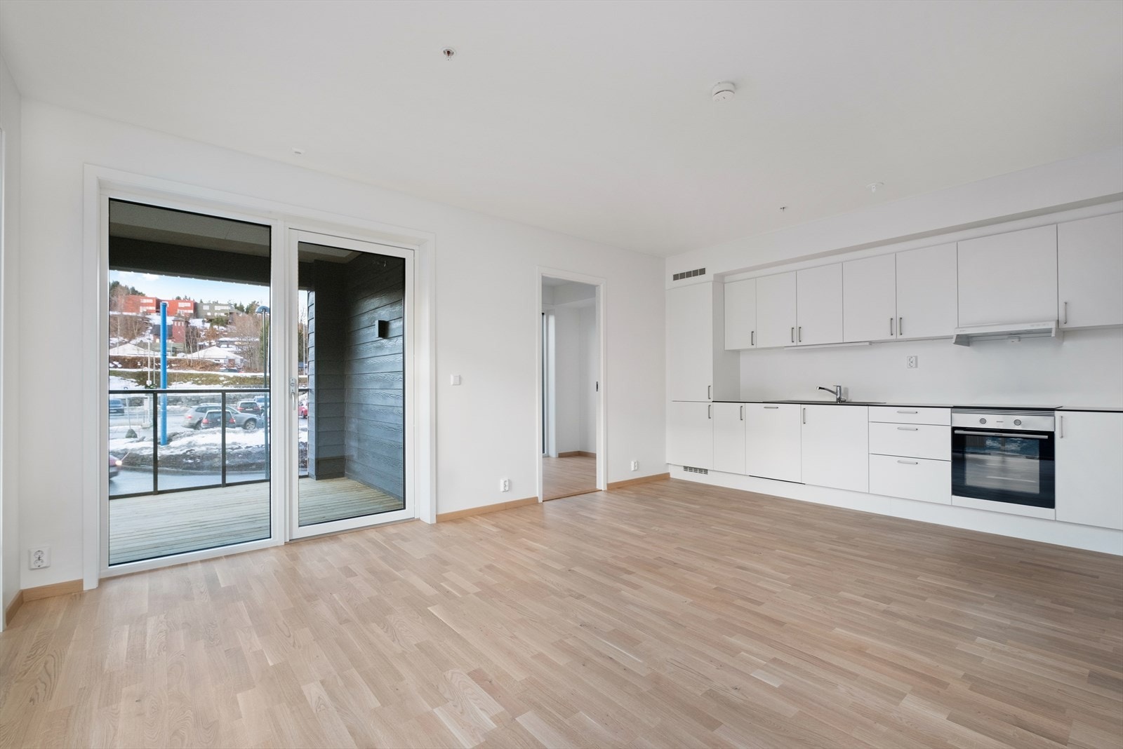 Stue på hele 27kvm med store vindusflater. Galleribilde