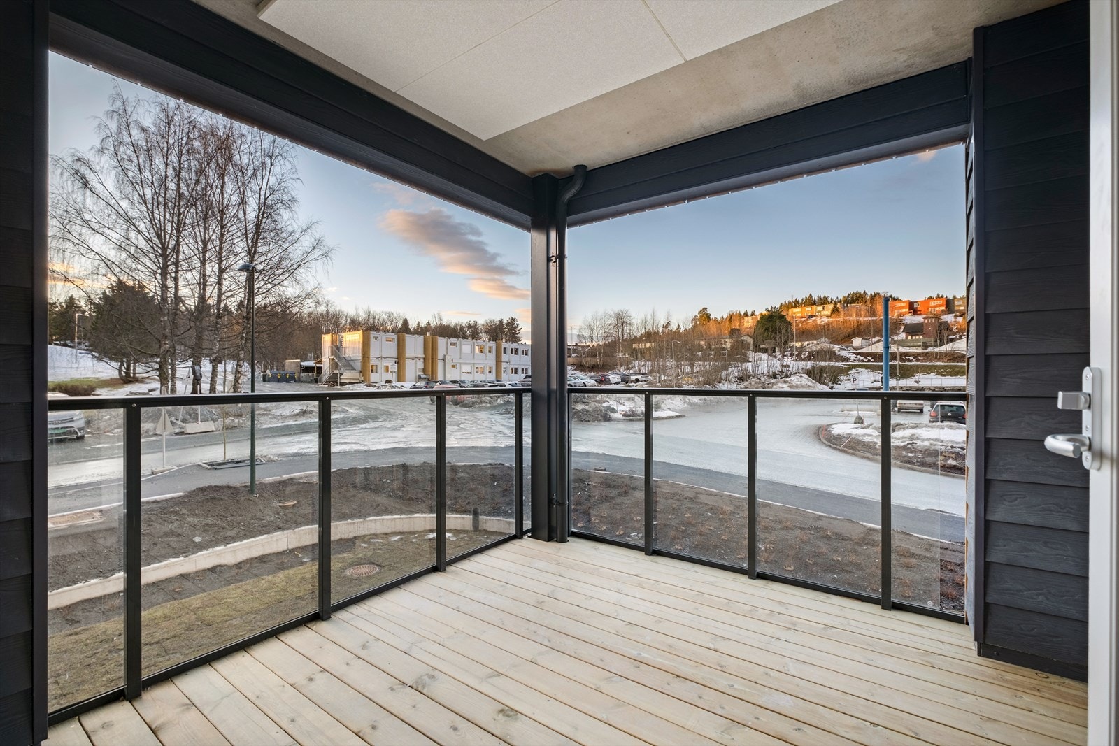 Sørvestvendt balkong på 7kvm med gode solforhold. Galleribilde