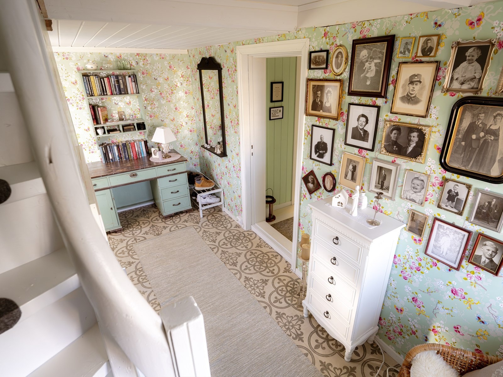 Trapp som elegant knytter sammen husets plan Galleribilde