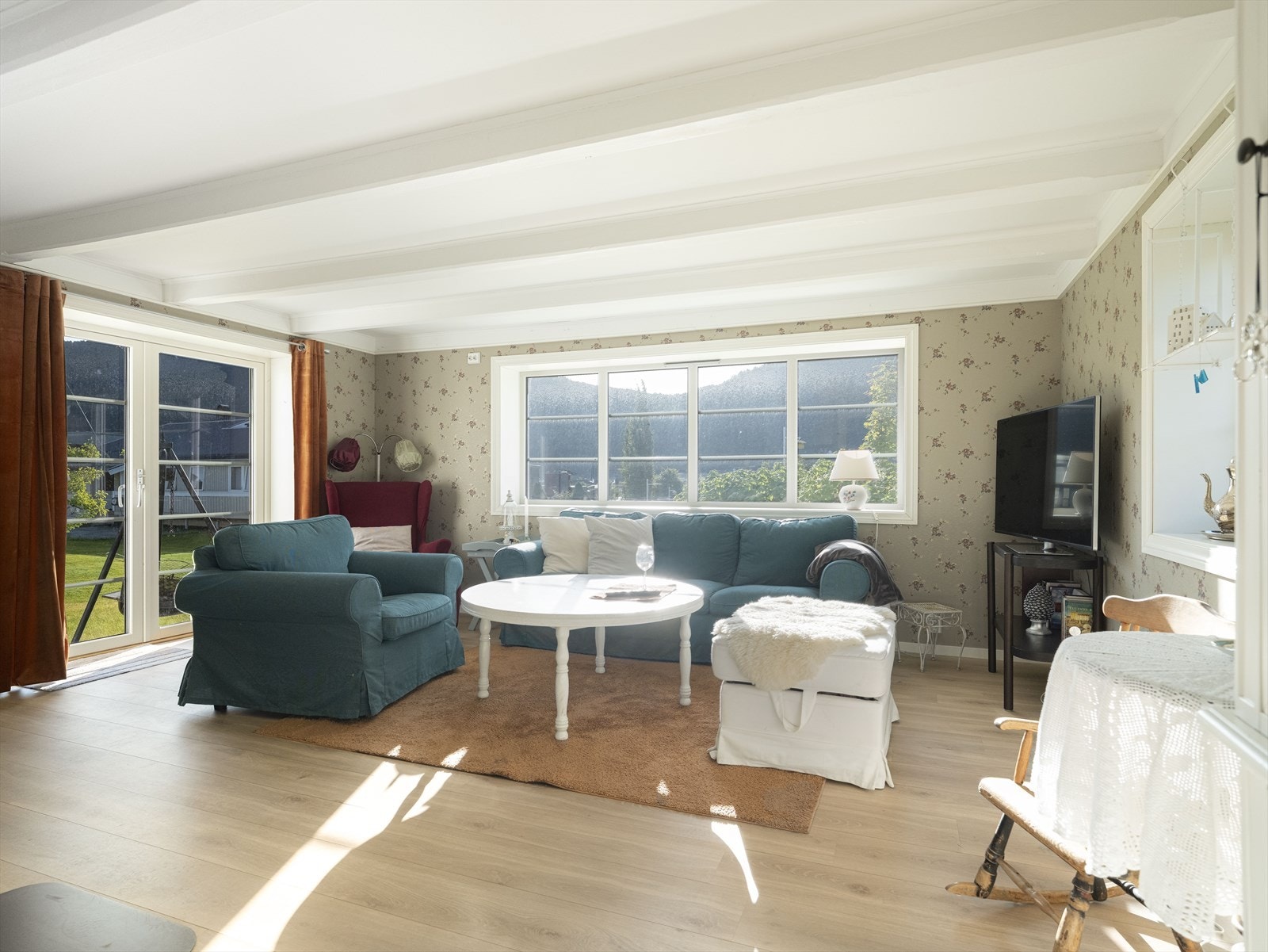 Stuerommet er på hele 20,5 kvm med rause vindusflater som gir godt med naturlig lys Galleribilde