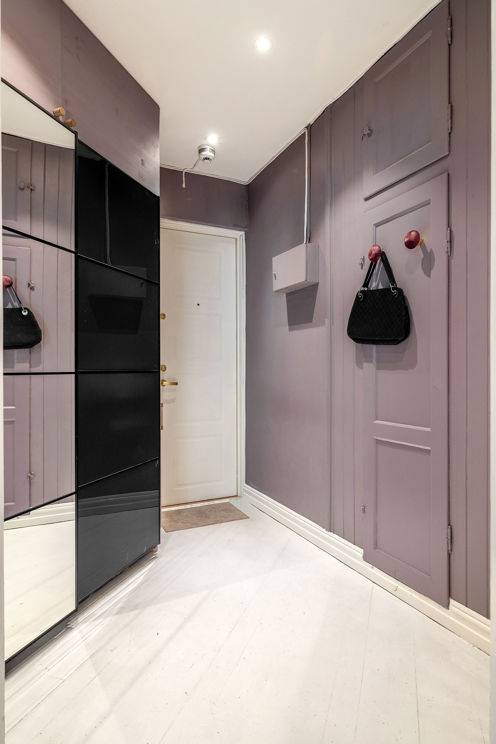 Her er det god oppbevaringsplass i en plassbygd skyvedørsgarderobe, hvor yttertøyet enkelt kan ryddes bort. I tillegg er det innebygd skap i veggen som gir ekstra lagringsmuligheter. Galleribilde