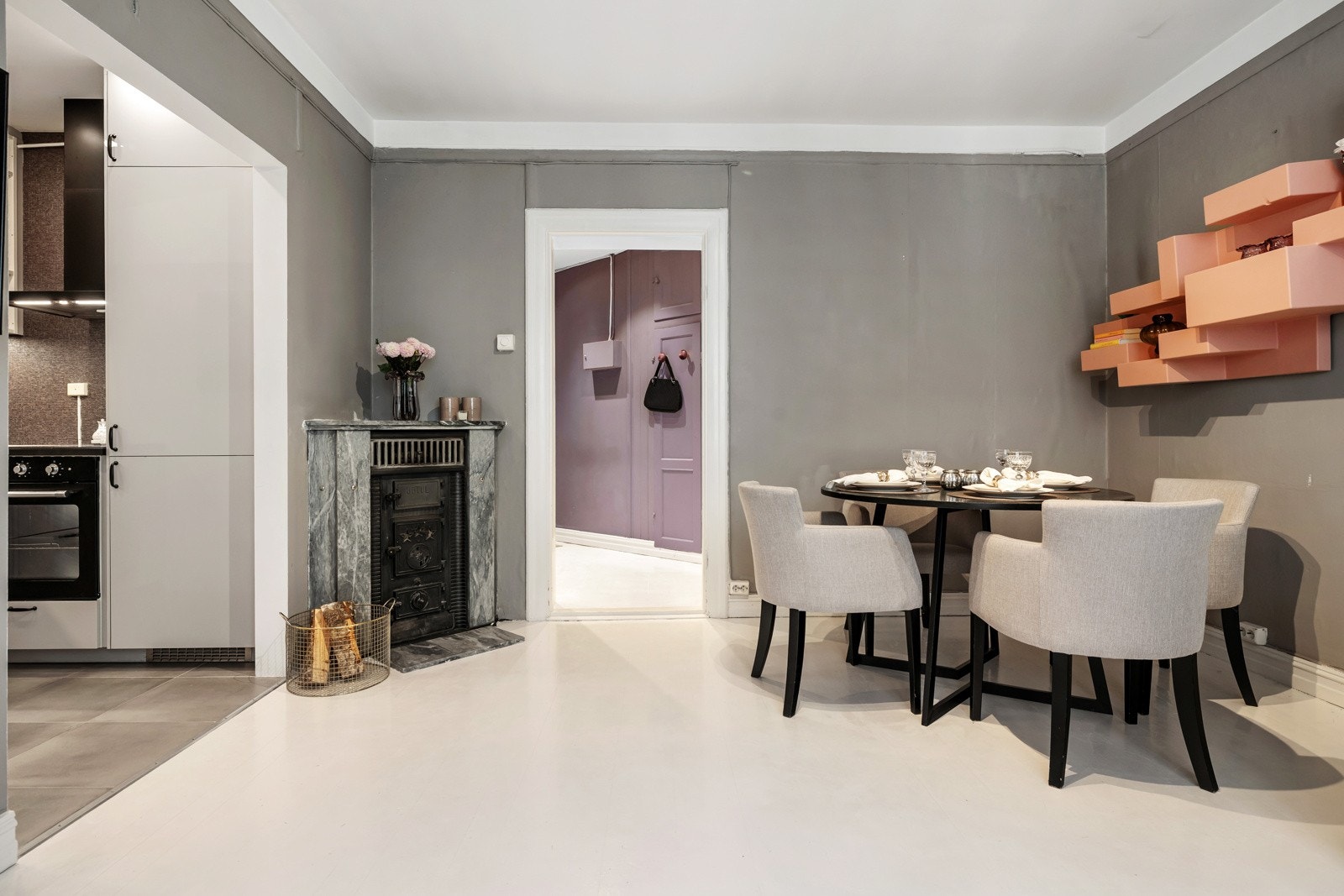 God plass til spisebord foran den flotte peisen. Galleribilde