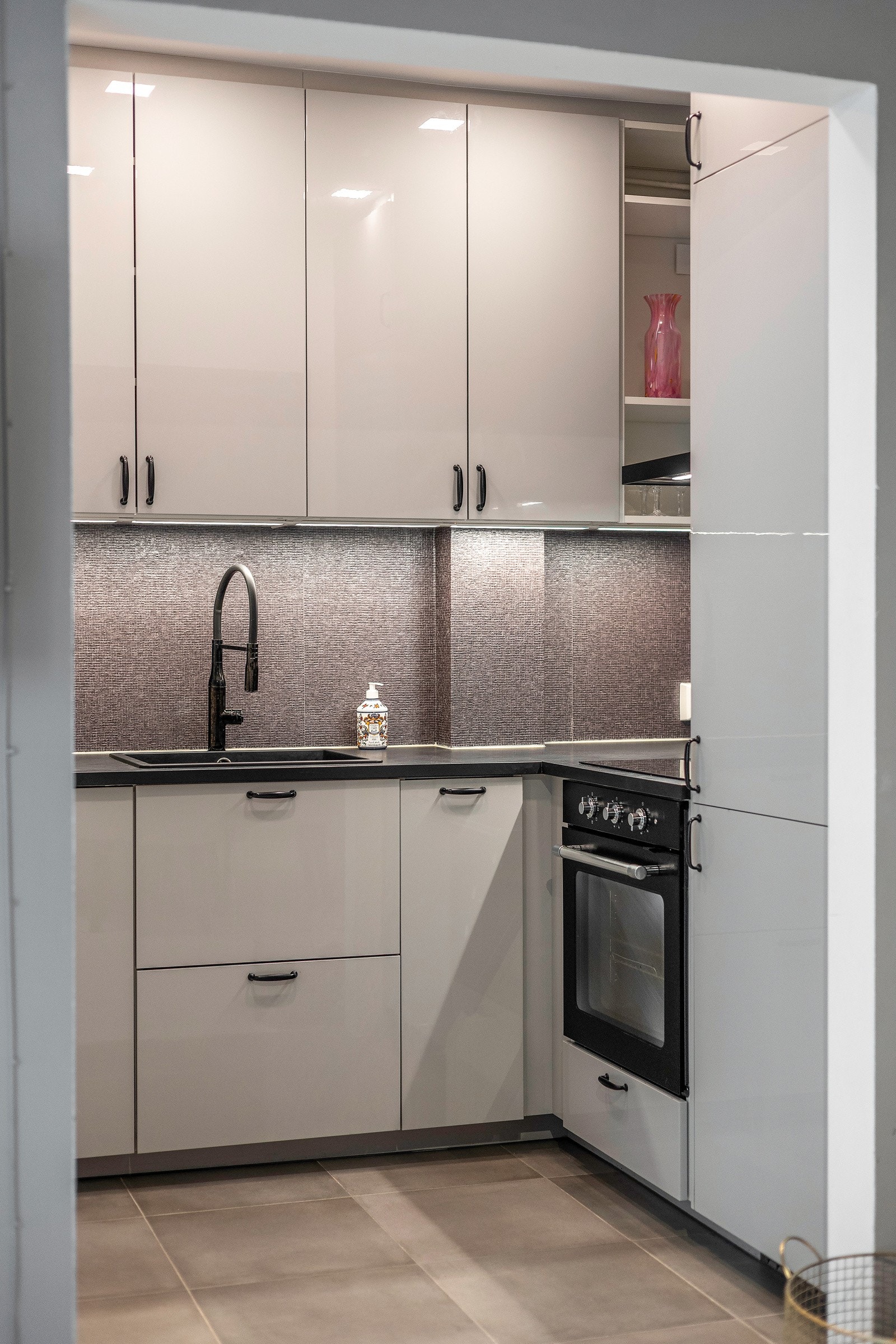 Kjøkkenet er utstyrt med integrert oppvaskmaskin, kjøl/fryseskap, stekeovn og platetopp med booster-funksjon. Det er også montert lekkasjestopper, samt ny komfyrvakt i 2025. Galleribilde