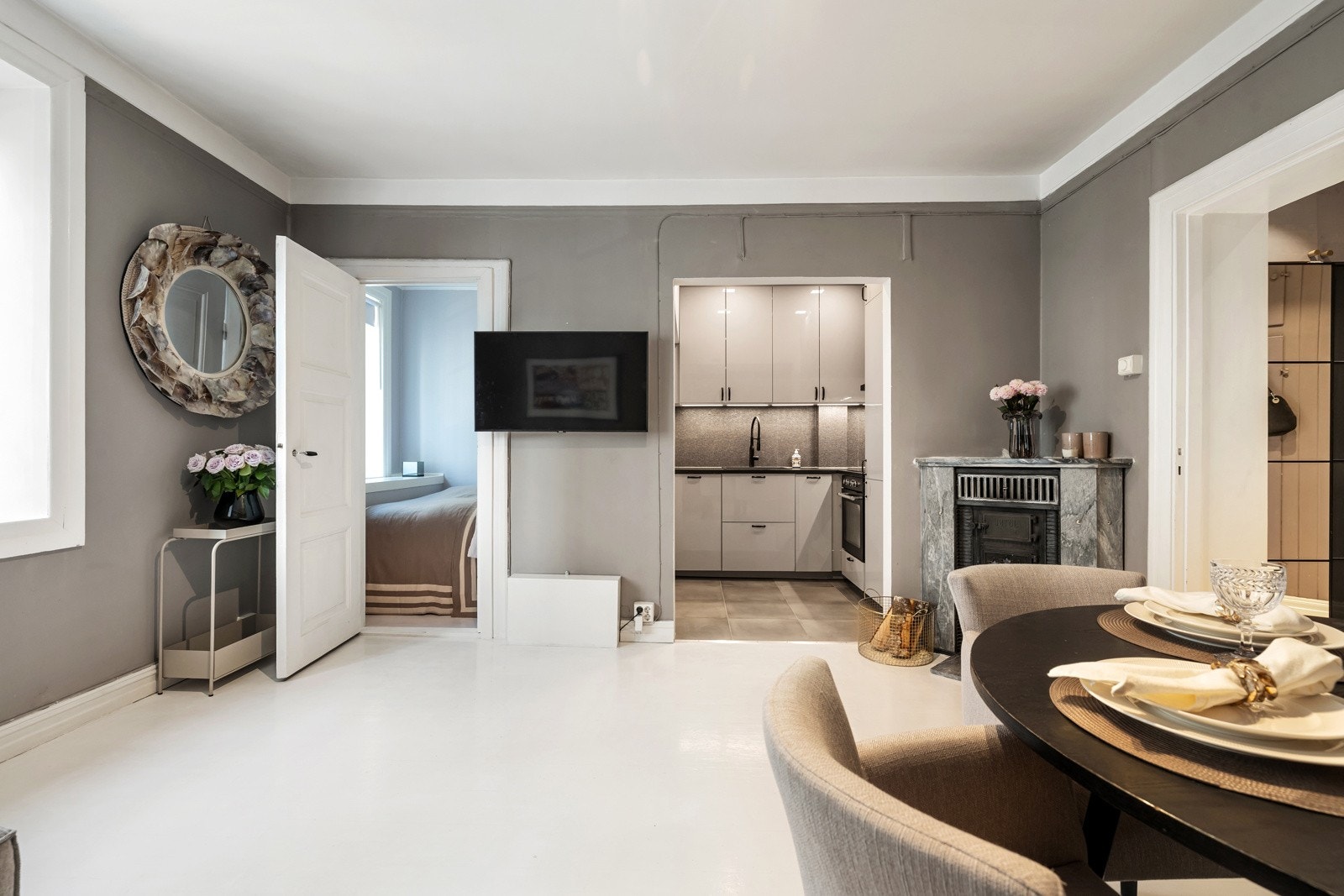 Leiligheten ble i 2021 malt med delikate fargevalg som gir et moderne uttrykk. Galleribilde