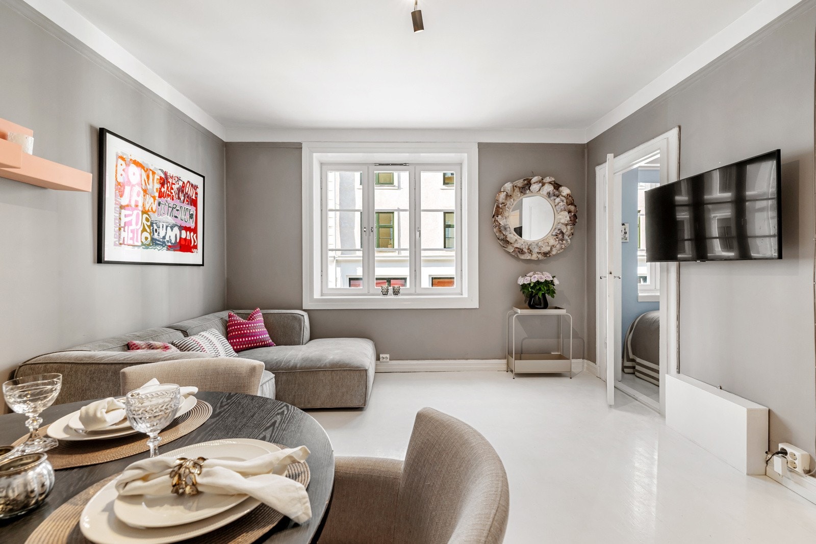 Velkommen til Industrigata 63 A - Her har vi gleden av å presentere en lys og innbydende 2-roms aksjeleilighet beliggende i en rolig enveiskjørt gate. Galleribilde