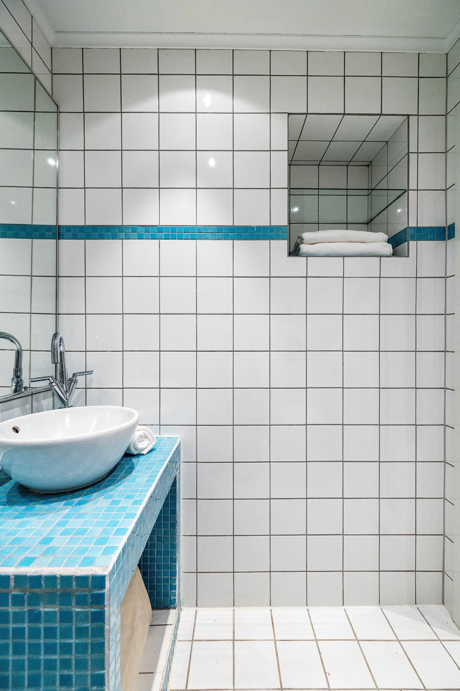 Praktisk, innfelt hylle - ideell for oppbevaring av håndklær og lignende. Galleribilde