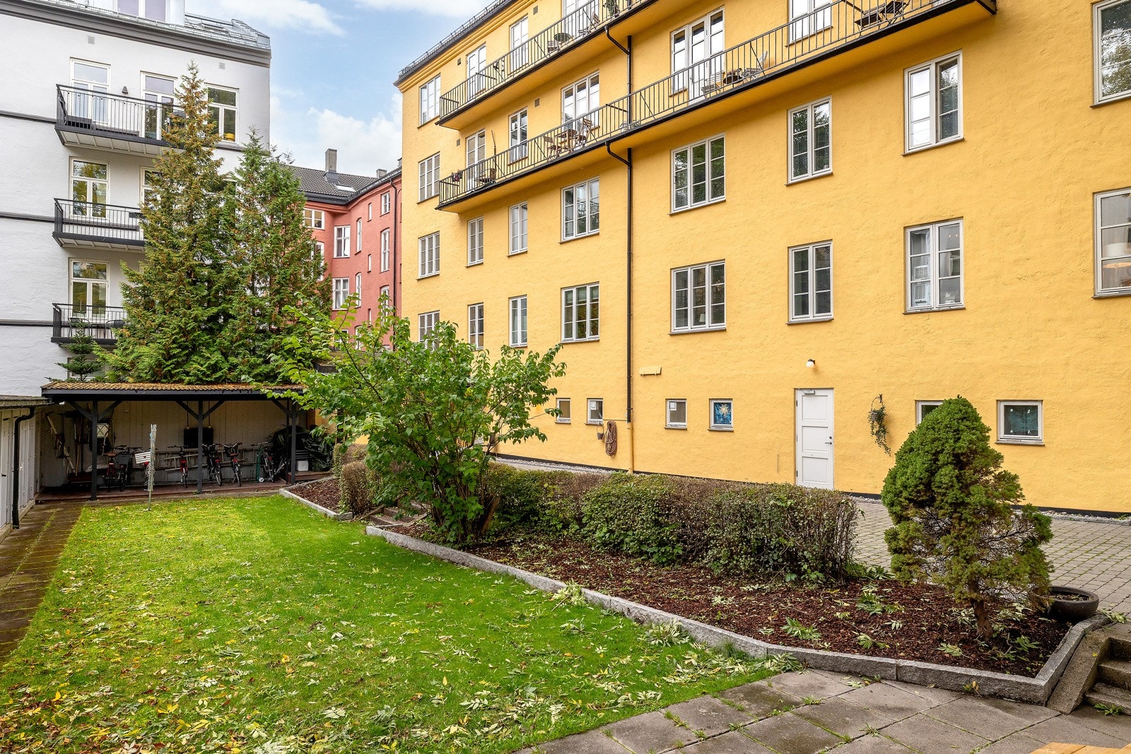 Skjermet bakgård med sittegrupper og sykkelparkering Galleribilde