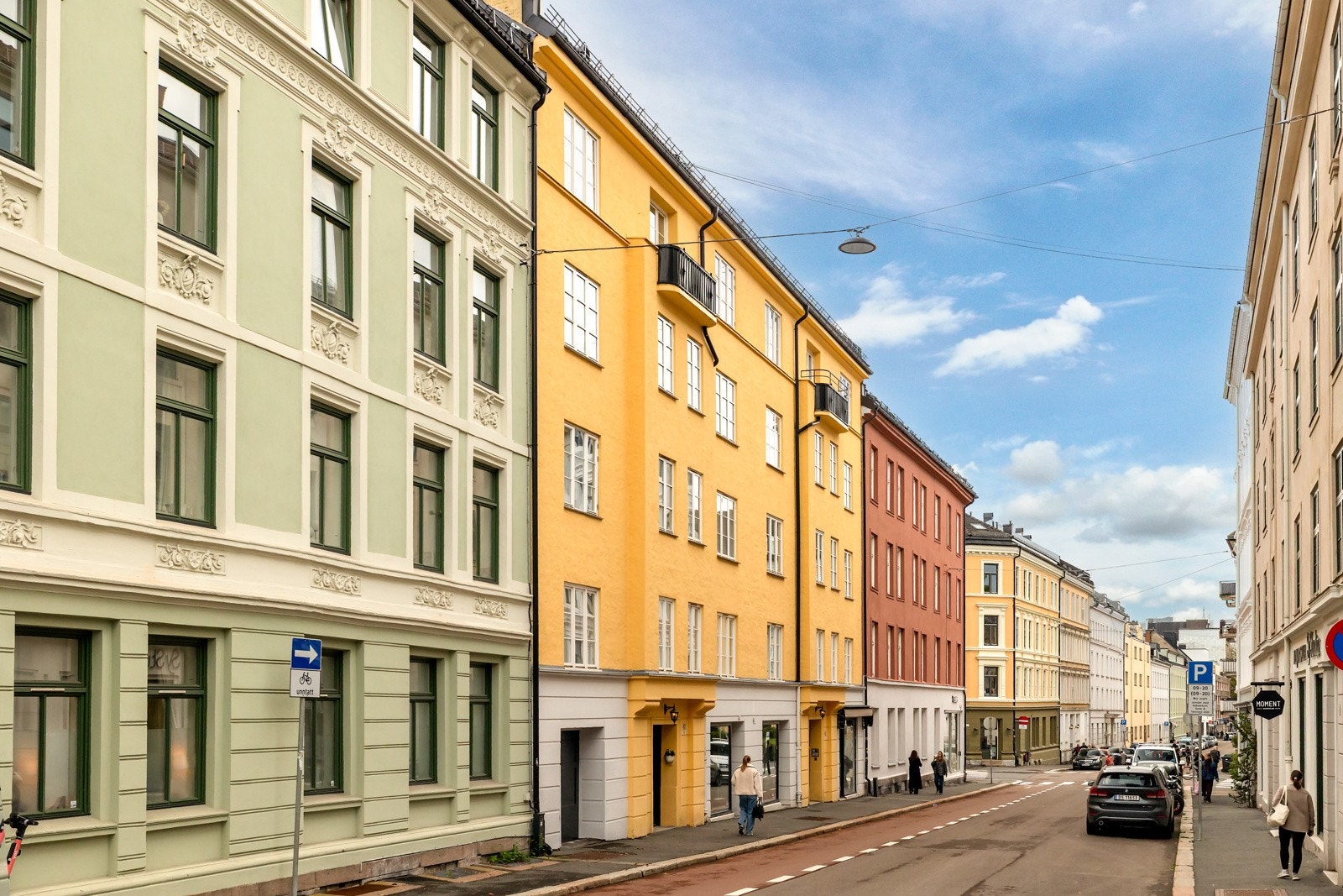 Leiligheten har en svært attraktiv beliggenhet i en rolig, enveiskjørt gate, like ved en av hovedstadens mest populære handlegater - Bogstadveien. Galleribilde