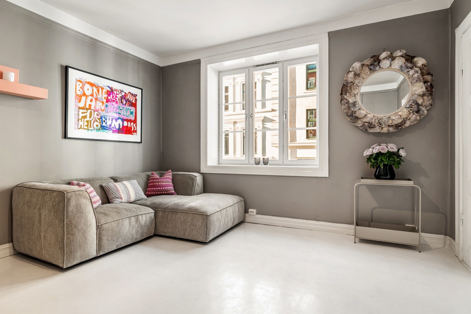 Lys og hyggelig stue med store vindusflater som slipper inn rikelig med naturlig lys. Galleribilde