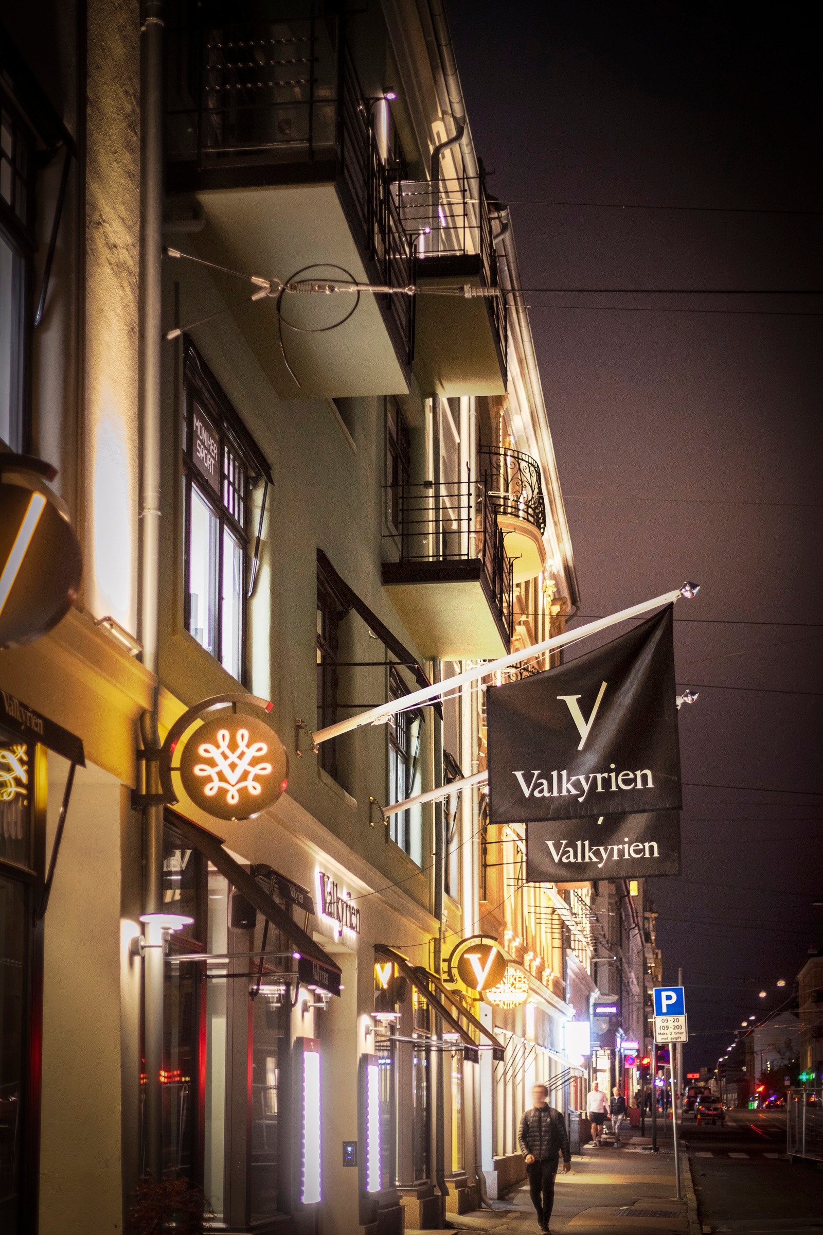 Valkyrien senter ligger i umiddelbar nærhet. Senteret som åpnet i 2020 har lokaler på 6500 kvadratmeter som strekker seg over 3 plan. En stor high-end multibrand butikk, vinmonopol, kaffebrenneri og en spennende mathall er noe av det du møter. Galleribilde