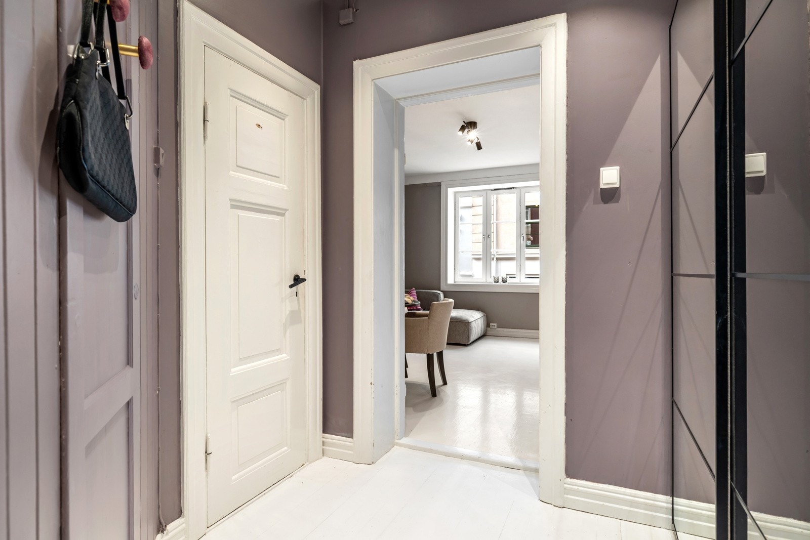 I 2021 ble det montert downlights i himlingen, som gir god belysning i entréen. Galleribilde