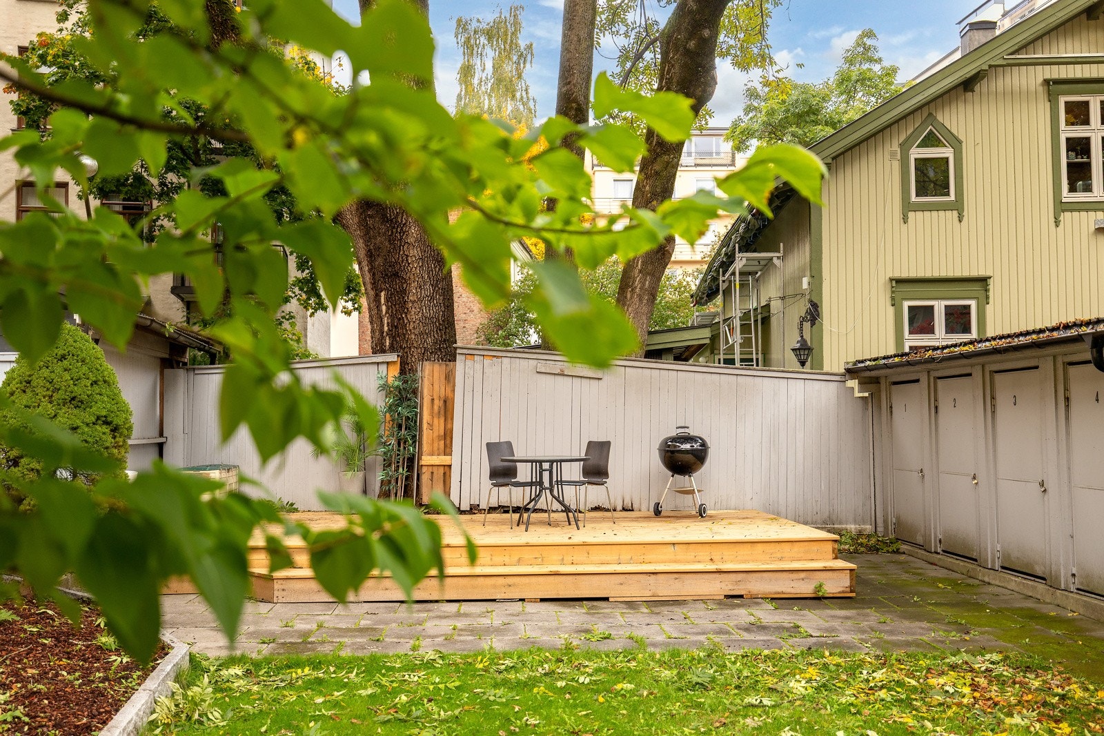I sommer (2025) ble det bygget en ny, hyggelig terrasse i bakgårdens hage. Her har beboerne tilgang til solstoler, grill og spisegrupper. Galleribilde
