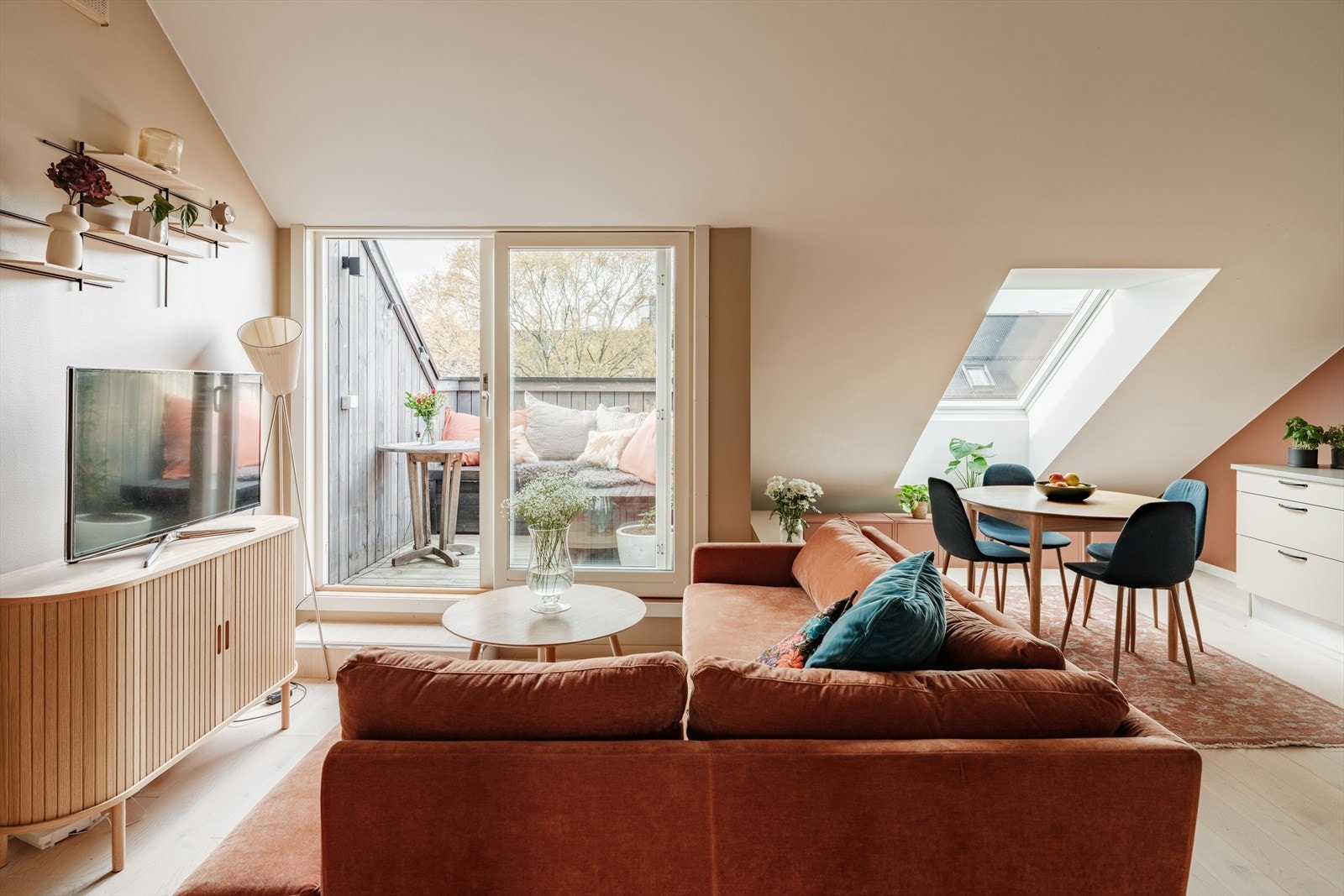 Store vindusflater og skyvedør ut til privat takterrasse med gode solforhold. Galleribilde