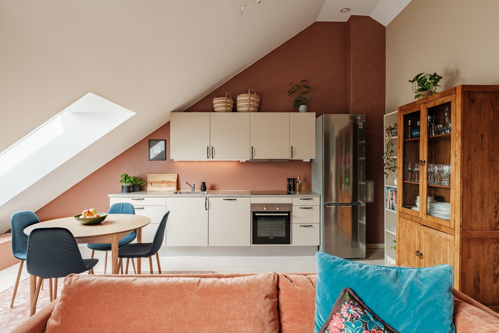 Leiligheten har en sosial og åpen løsning mellom stue og kjøkken. Galleribilde