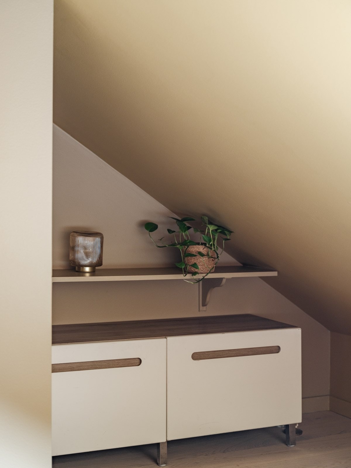 Skråtaket og det ekstra gulvarealet kan smart utnyttes med oppbevaringsmøbler. Galleribilde