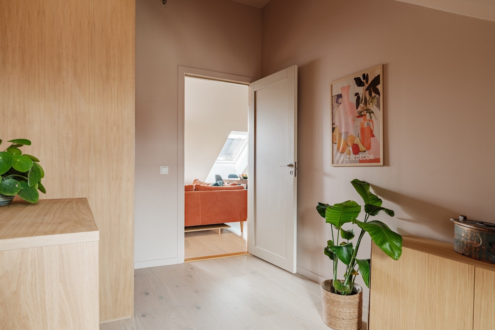 God plass til garderobeskap og skrivebord. Dette er soverom I. Galleribilde