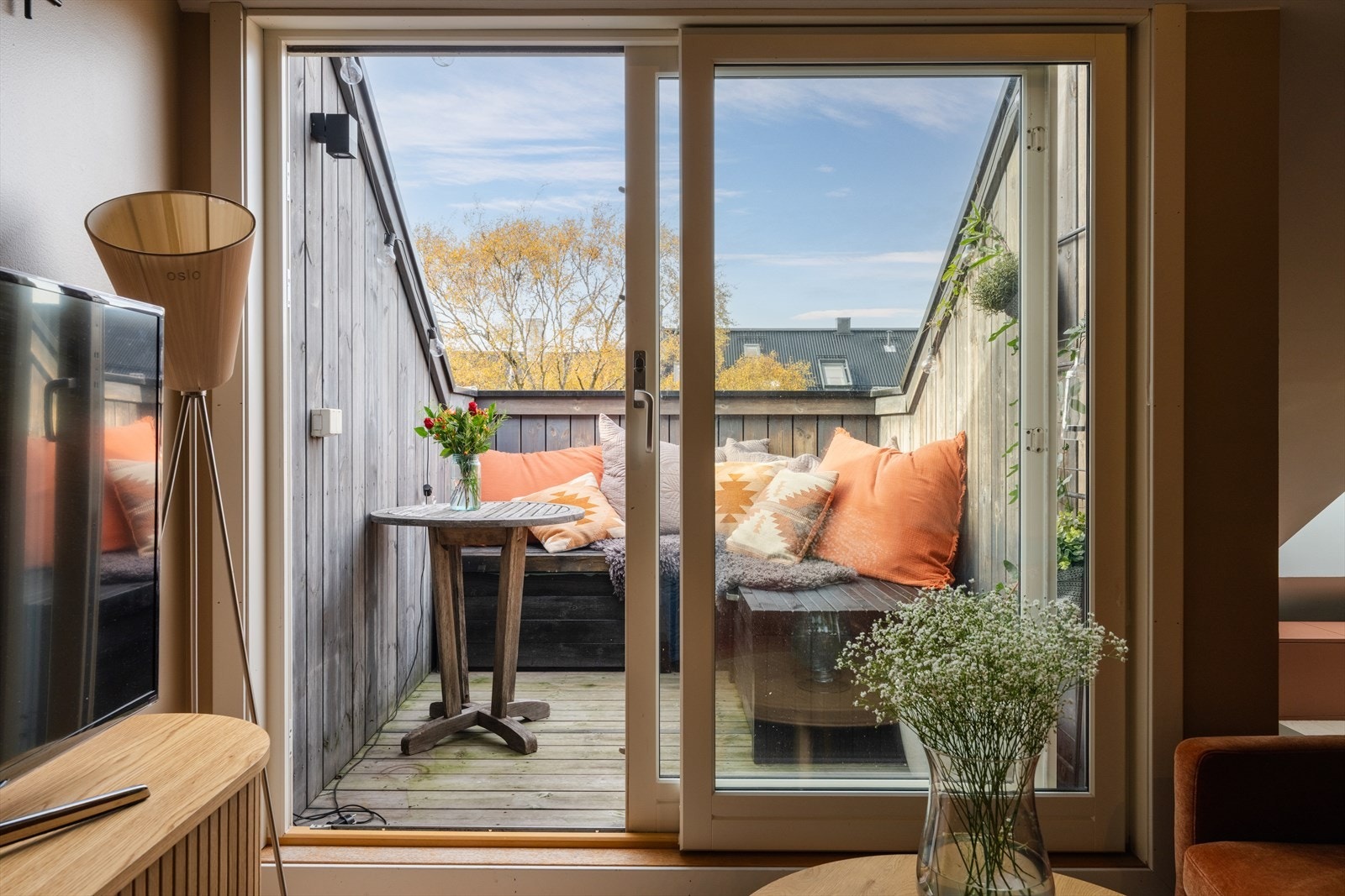 Takterrassen fungerer som en forlengelse av stuen om sommeren. Galleribilde