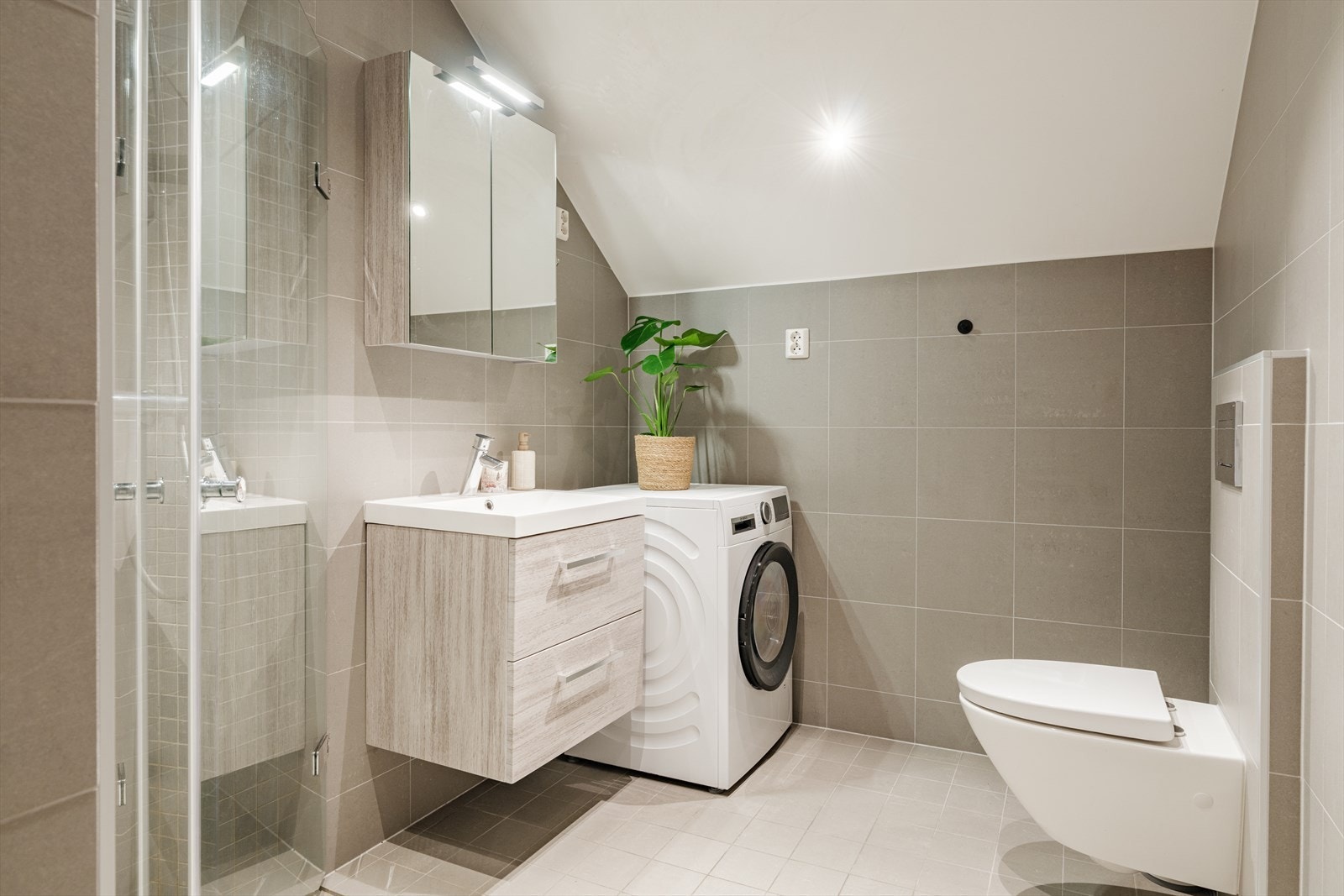 Opplegg til vaskemaskin, downlights i tak og gulvvarme på bad. Galleribilde