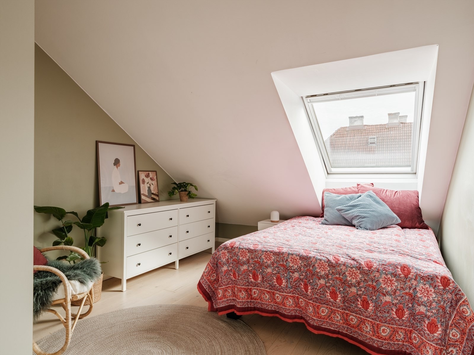 Soverom II er også av god størrelse med plass til dobbeltseng, skap, kommode og skrivebord. Takvindu gir hyggelig utsikt mot himmelen fra sengen. Galleribilde