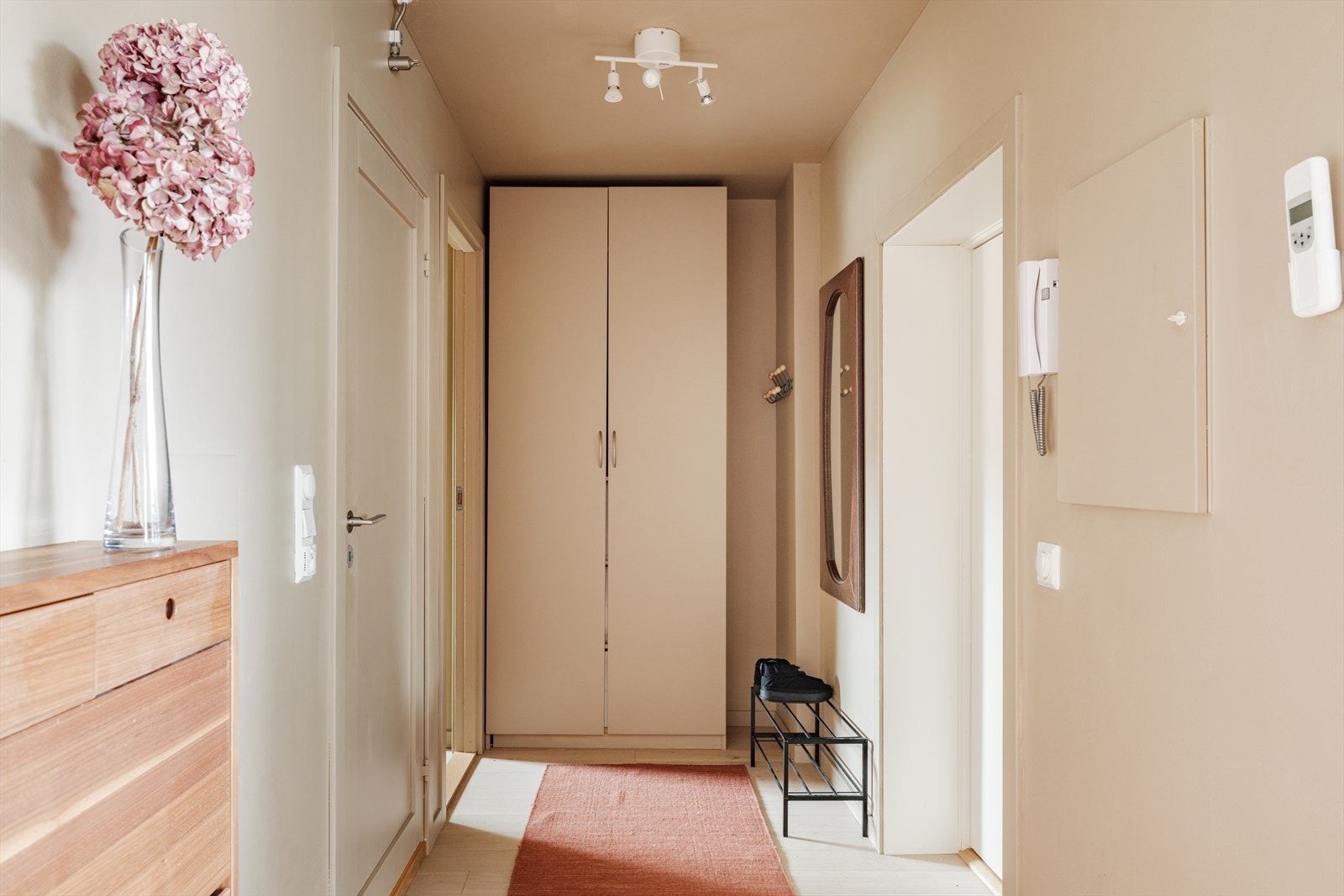 Innbydende og praktisk inngangsparti med god plass til oppbevaring. Galleribilde