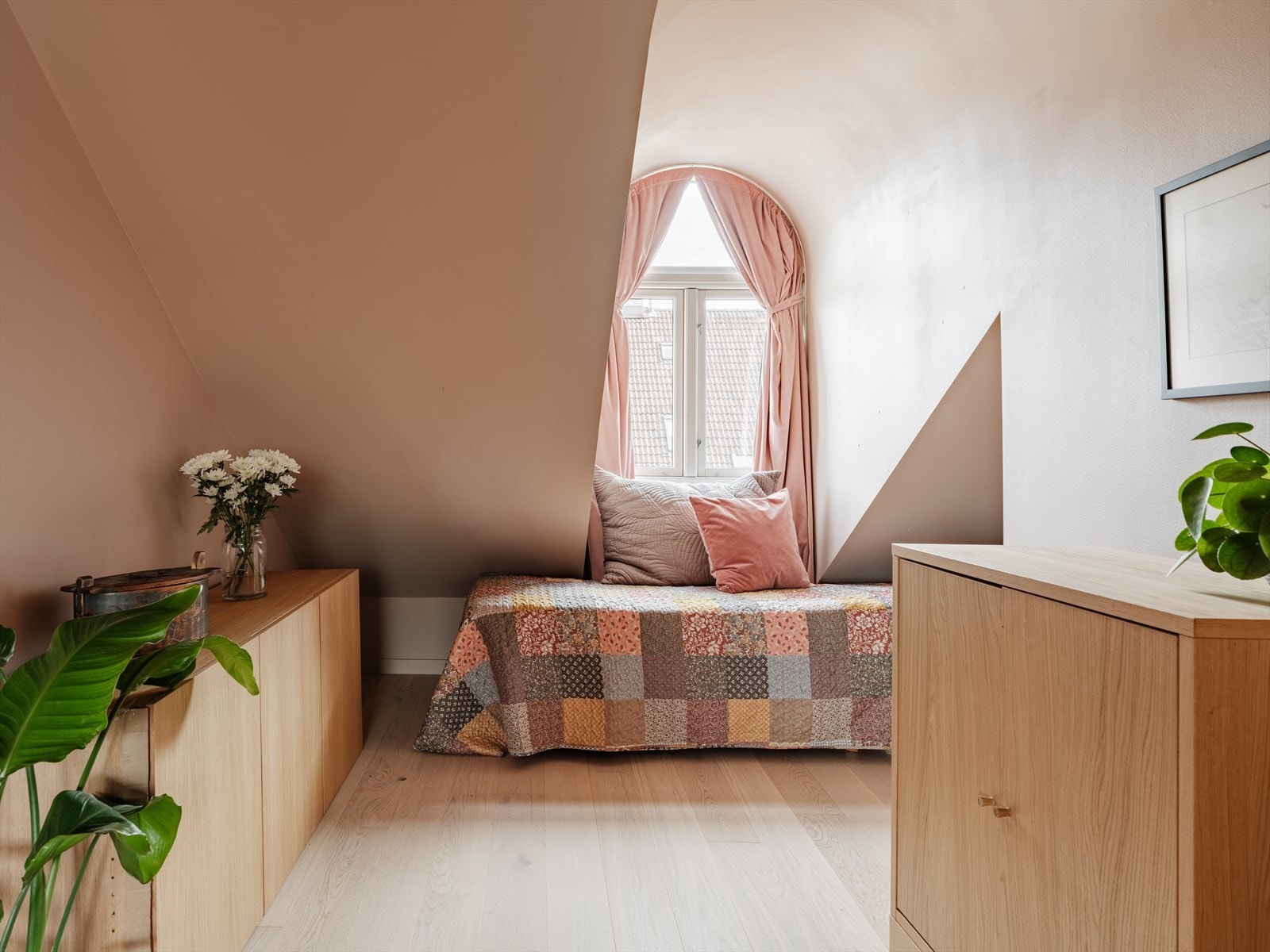 Alle soverommene har god plass til seng, skrivebord og garderobeskap. Legg merke til det sjarmerende vinduet på dette rommet. Galleribilde