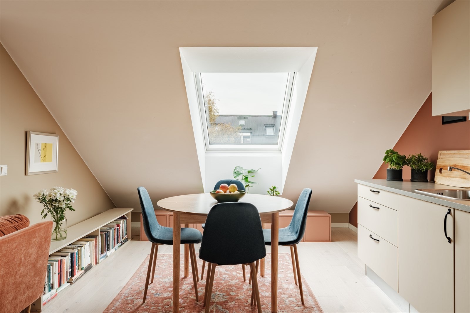 God plass til stort spisebord ved kjøkkenet. Legg merke til det store takvinduet og alt lyset det slipper inn. Galleribilde