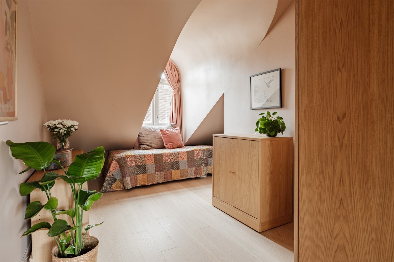 Leiligheten har totalt 3 soverom. Dette er soverom I. Galleribilde