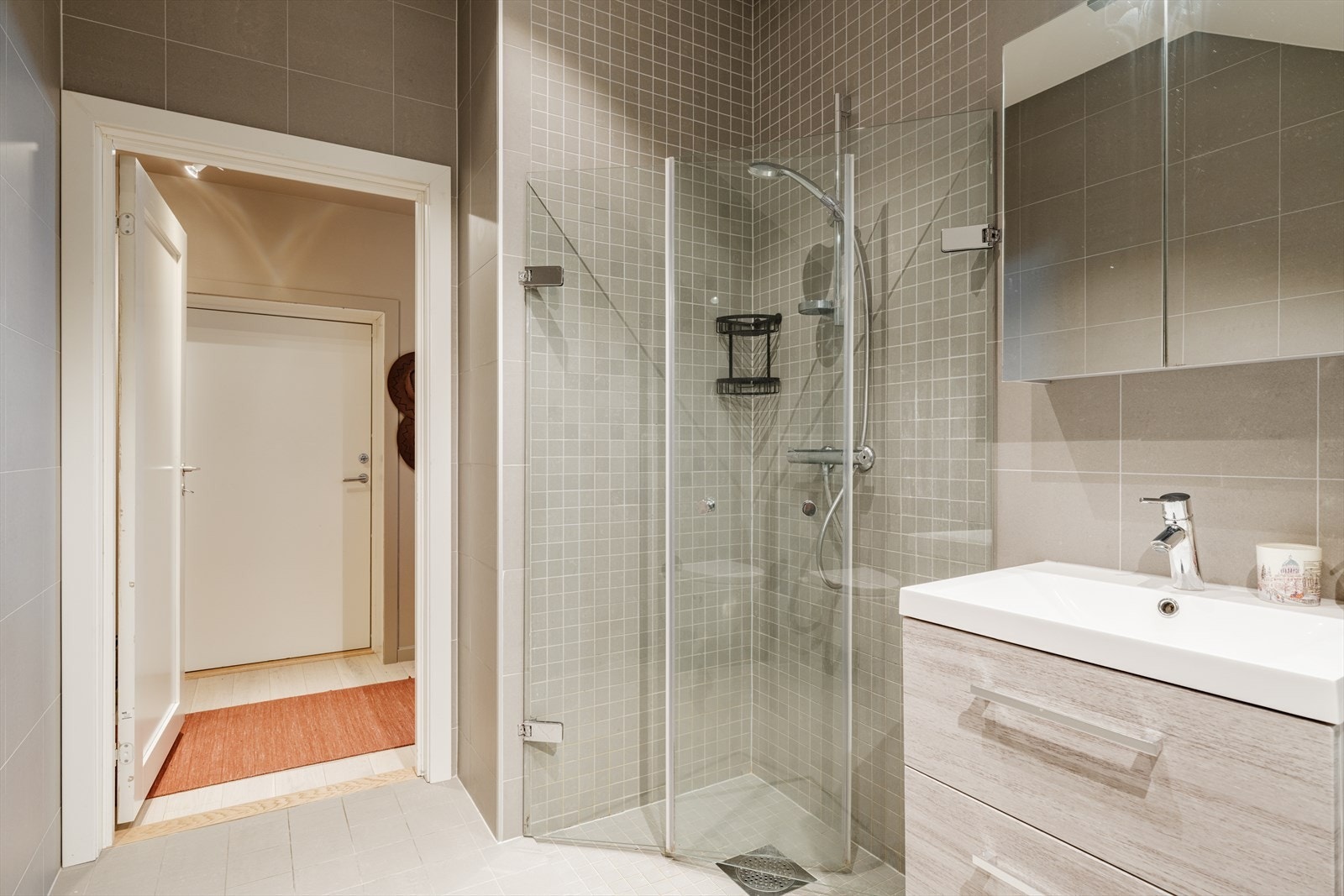 Badet består av dusj, servant med underskap, speilskap og toalett. Galleribilde