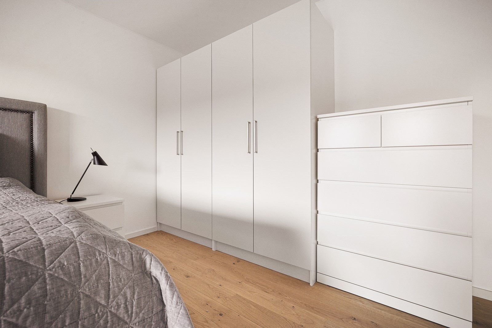 Plass til dobbelt seng, garderobeskap og/eller annet soveromsmøblement. Galleribilde