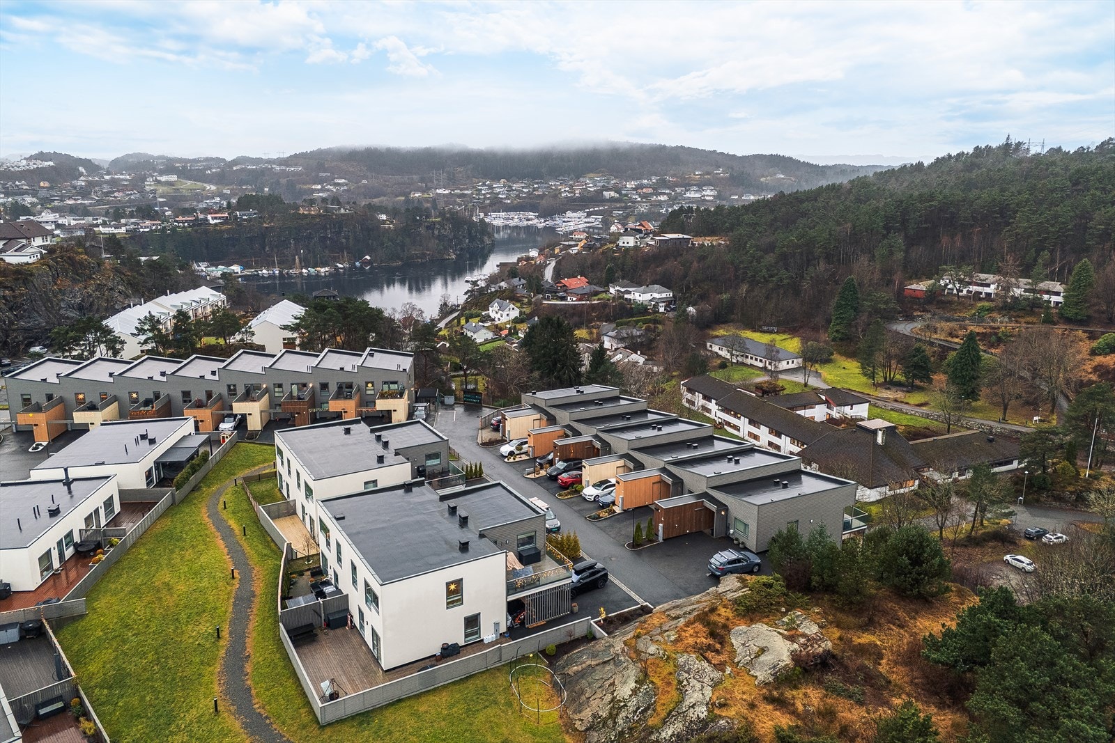 Praktisk biloppstillingsplass like ved inngangsdøren. Galleribilde